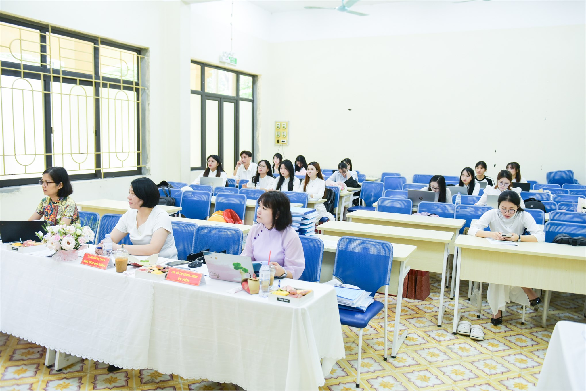 Chạm đích vinh quang: Dấu ấn rực rỡ tại những ngày đầu Lễ bảo vệ Khóa luận tốt nghiệp Trường Kinh tế năm học 2025-2026