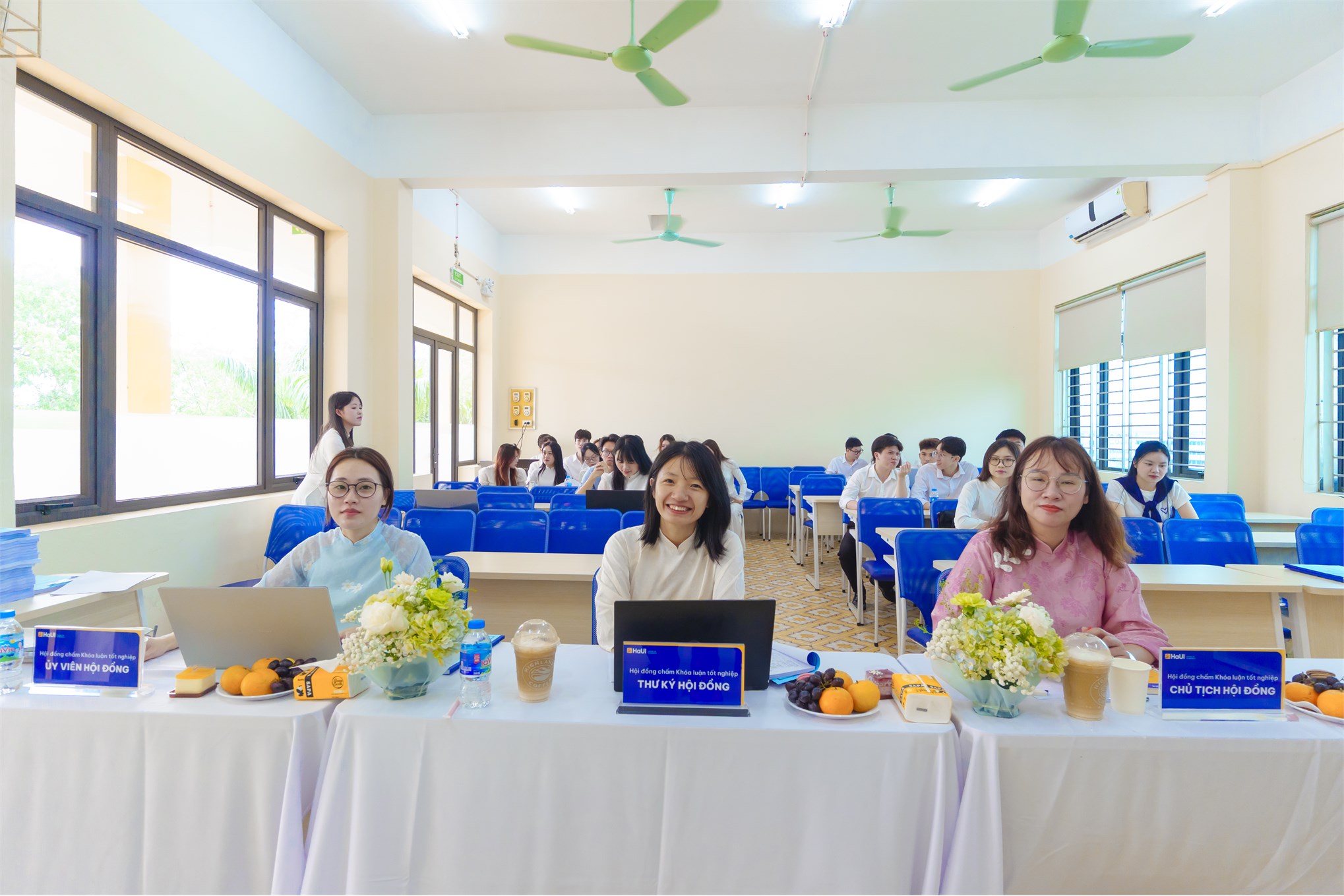Chạm đích vinh quang: Dấu ấn rực rỡ tại những ngày đầu Lễ bảo vệ Khóa luận tốt nghiệp Trường Kinh tế năm học 2025-2026
