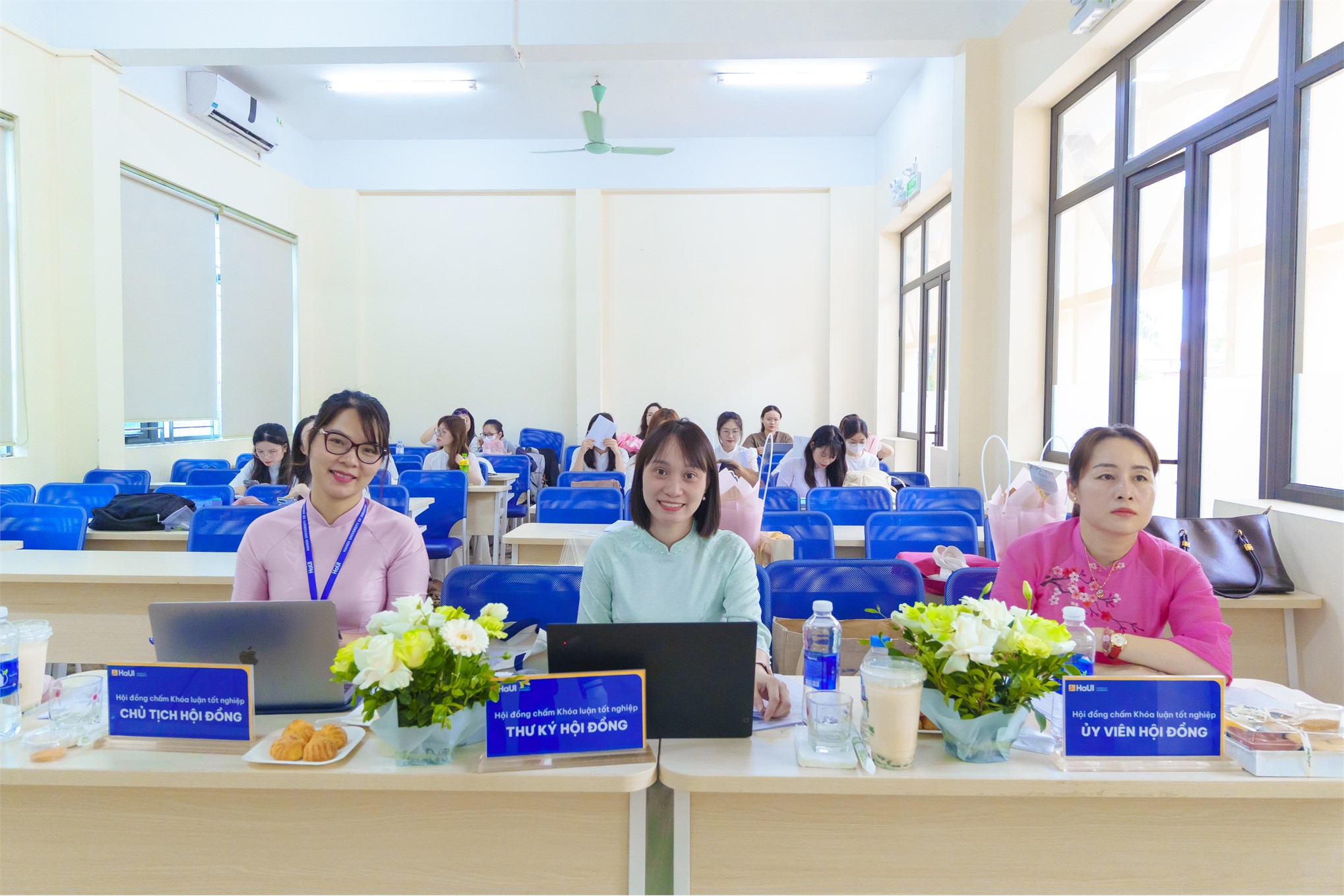 Chạm đích vinh quang: Dấu ấn rực rỡ tại những ngày đầu Lễ bảo vệ Khóa luận tốt nghiệp Trường Kinh tế năm học 2025-2026