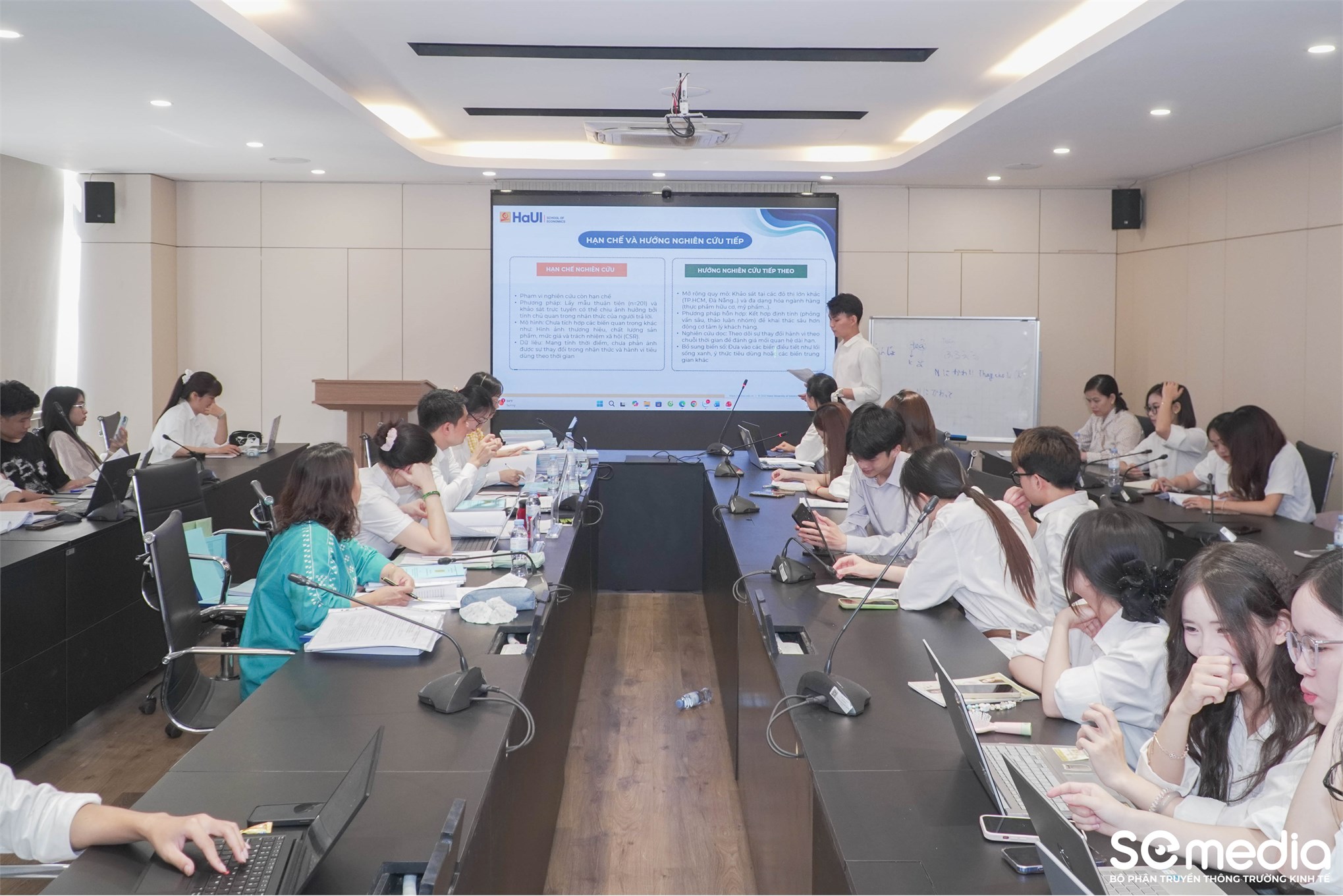 Trường Kinh tế tổ chức Đánh giá đề tài Nghiên cứu khoa học của sinh viên lĩnh vực: Quản trị kinh doanh, quản lý