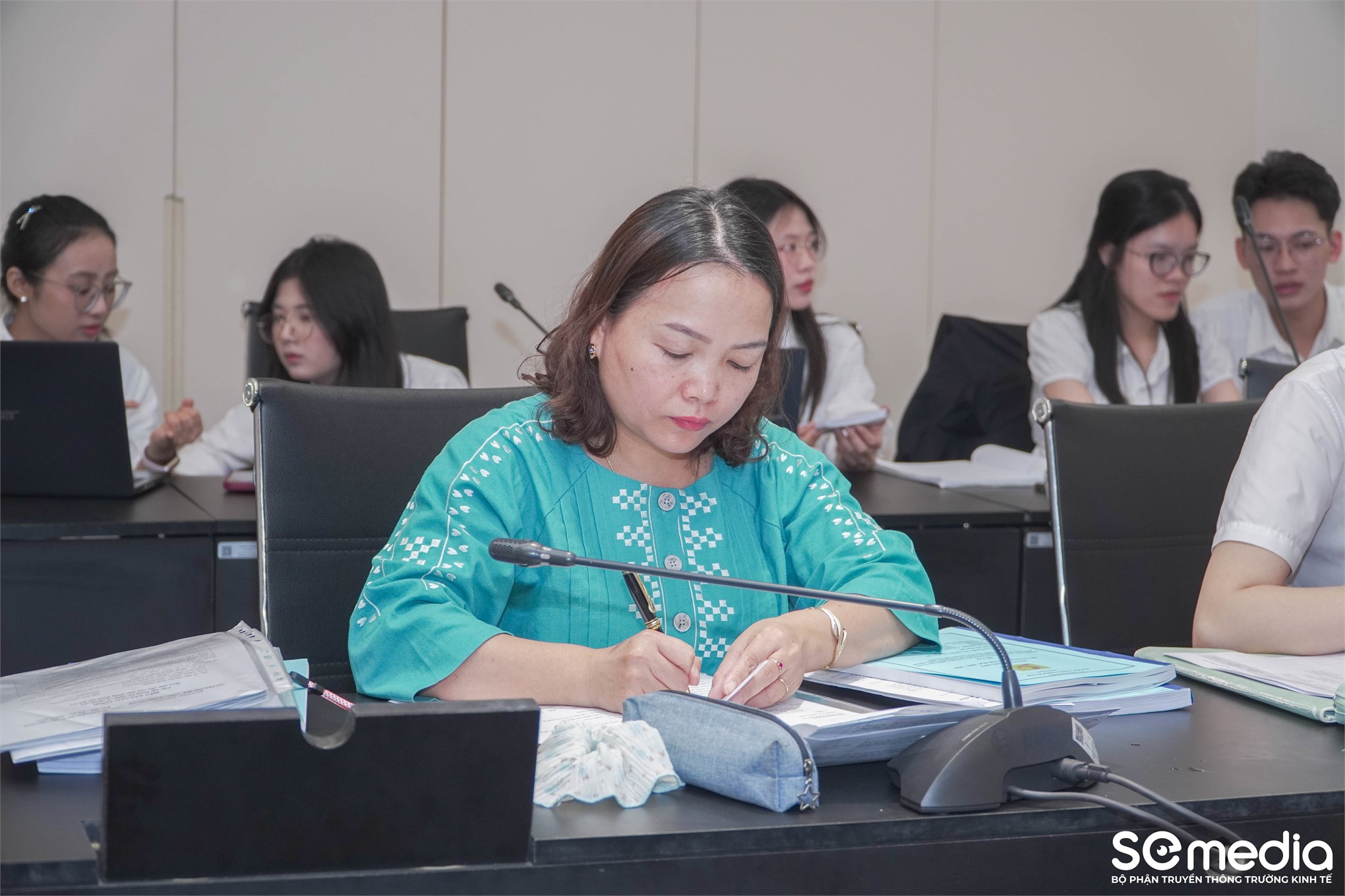 Trường Kinh tế tổ chức Đánh giá đề tài Nghiên cứu khoa học của sinh viên lĩnh vực: Quản trị kinh doanh, quản lý