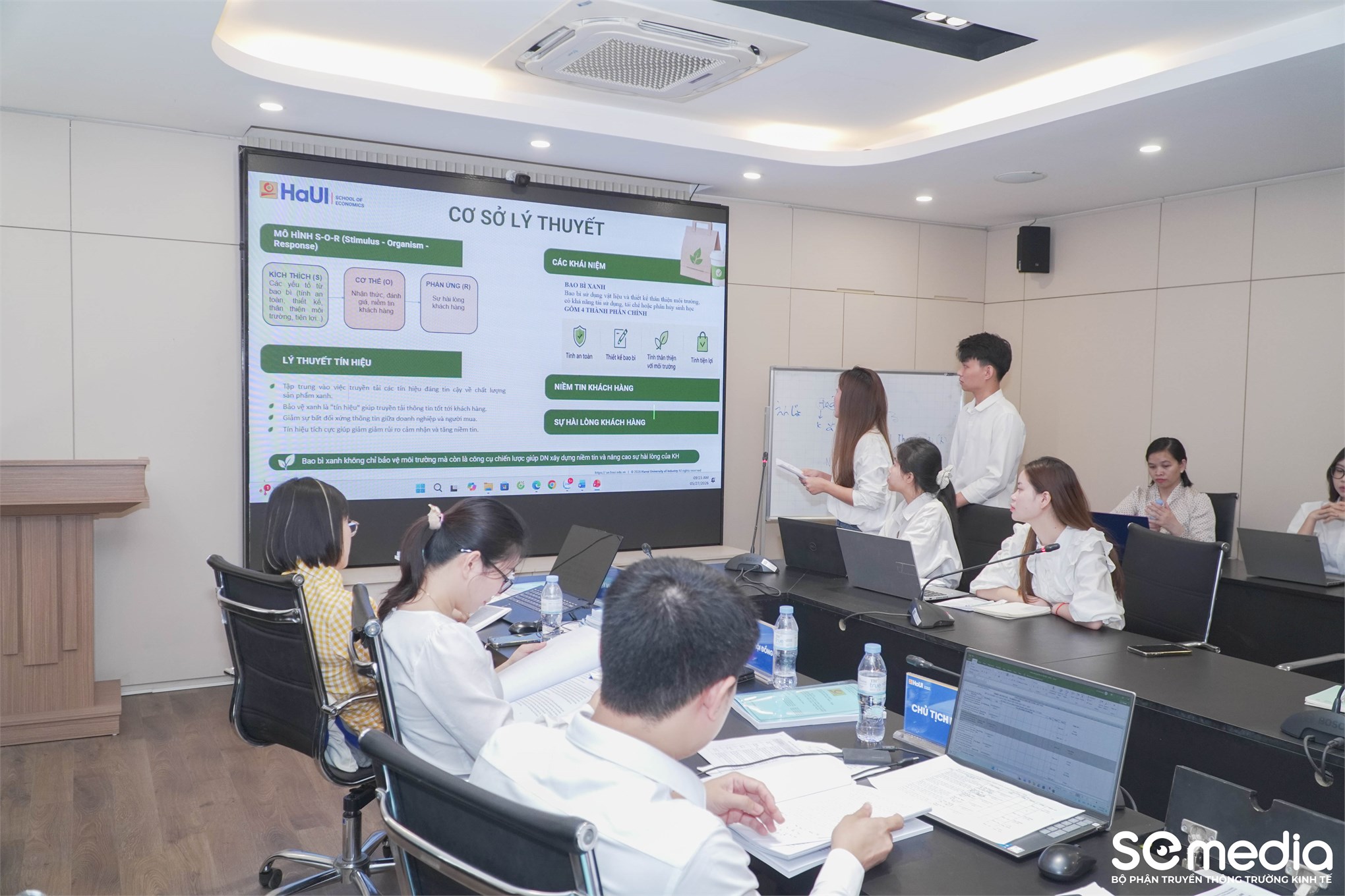 Trường Kinh tế tổ chức Đánh giá đề tài Nghiên cứu khoa học của sinh viên lĩnh vực: Quản trị kinh doanh, quản lý