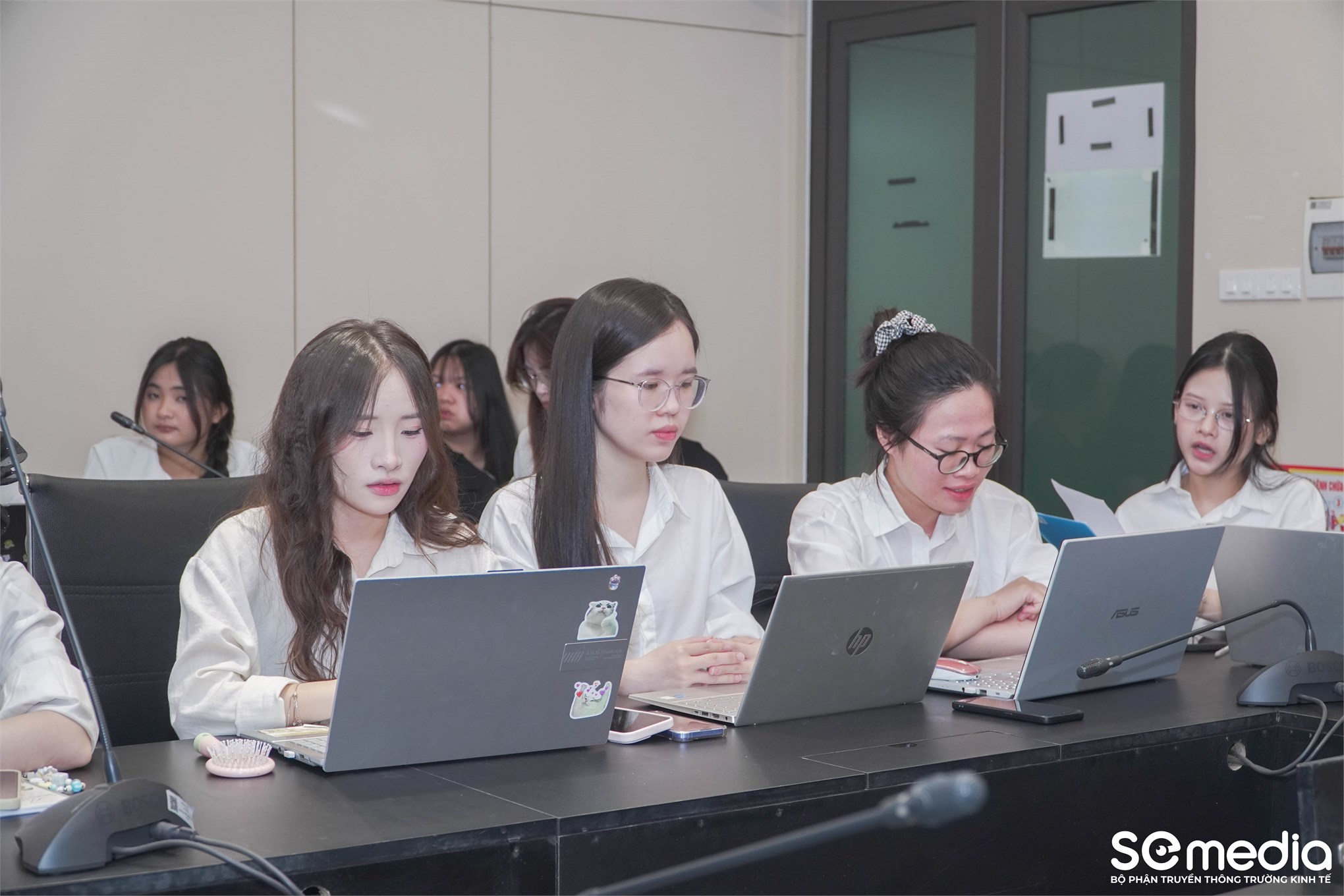 Trường Kinh tế tổ chức Đánh giá đề tài Nghiên cứu khoa học của sinh viên lĩnh vực: Quản trị kinh doanh, quản lý