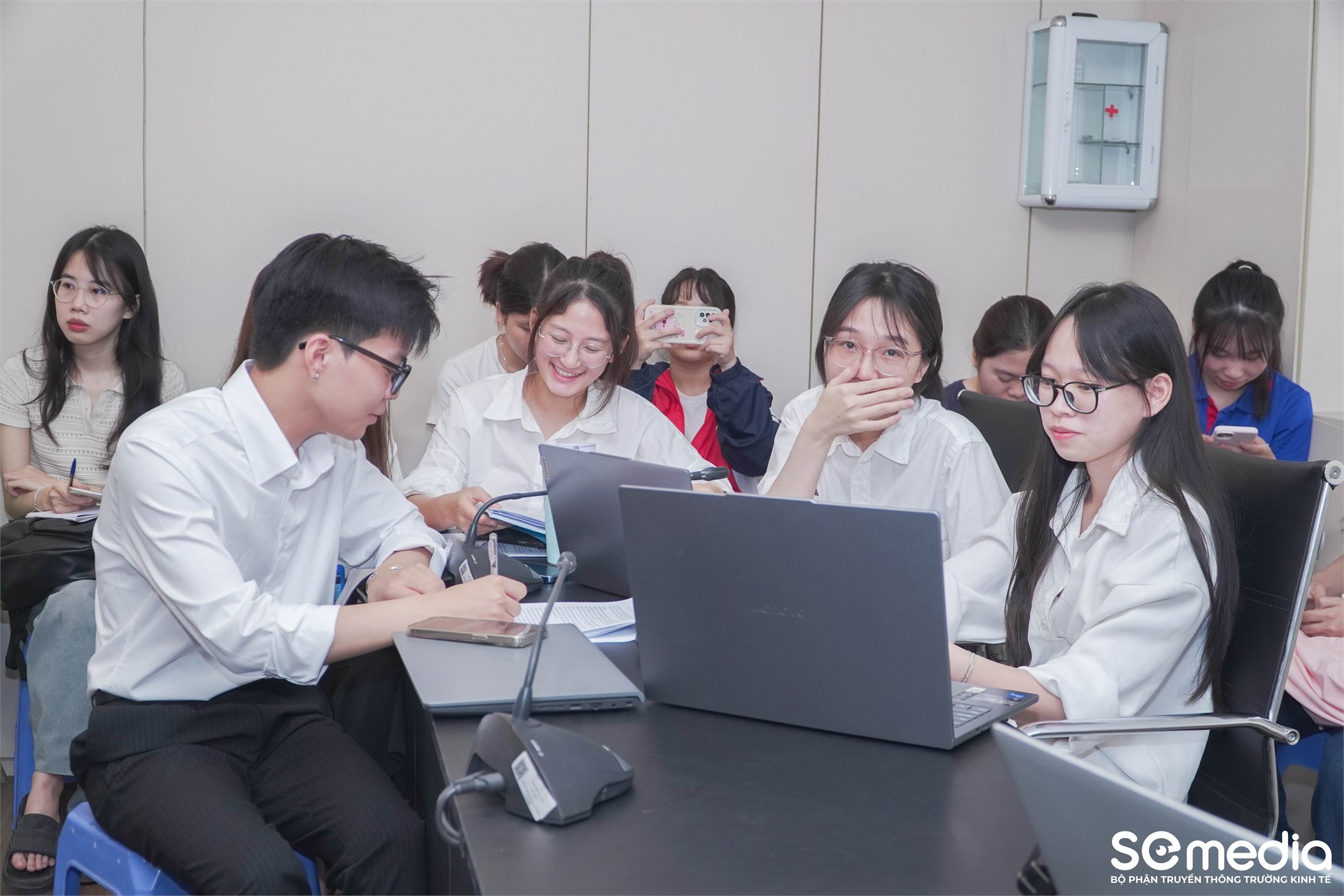 Trường Kinh tế tổ chức Đánh giá đề tài Nghiên cứu khoa học của sinh viên lĩnh vực: Quản trị kinh doanh, quản lý