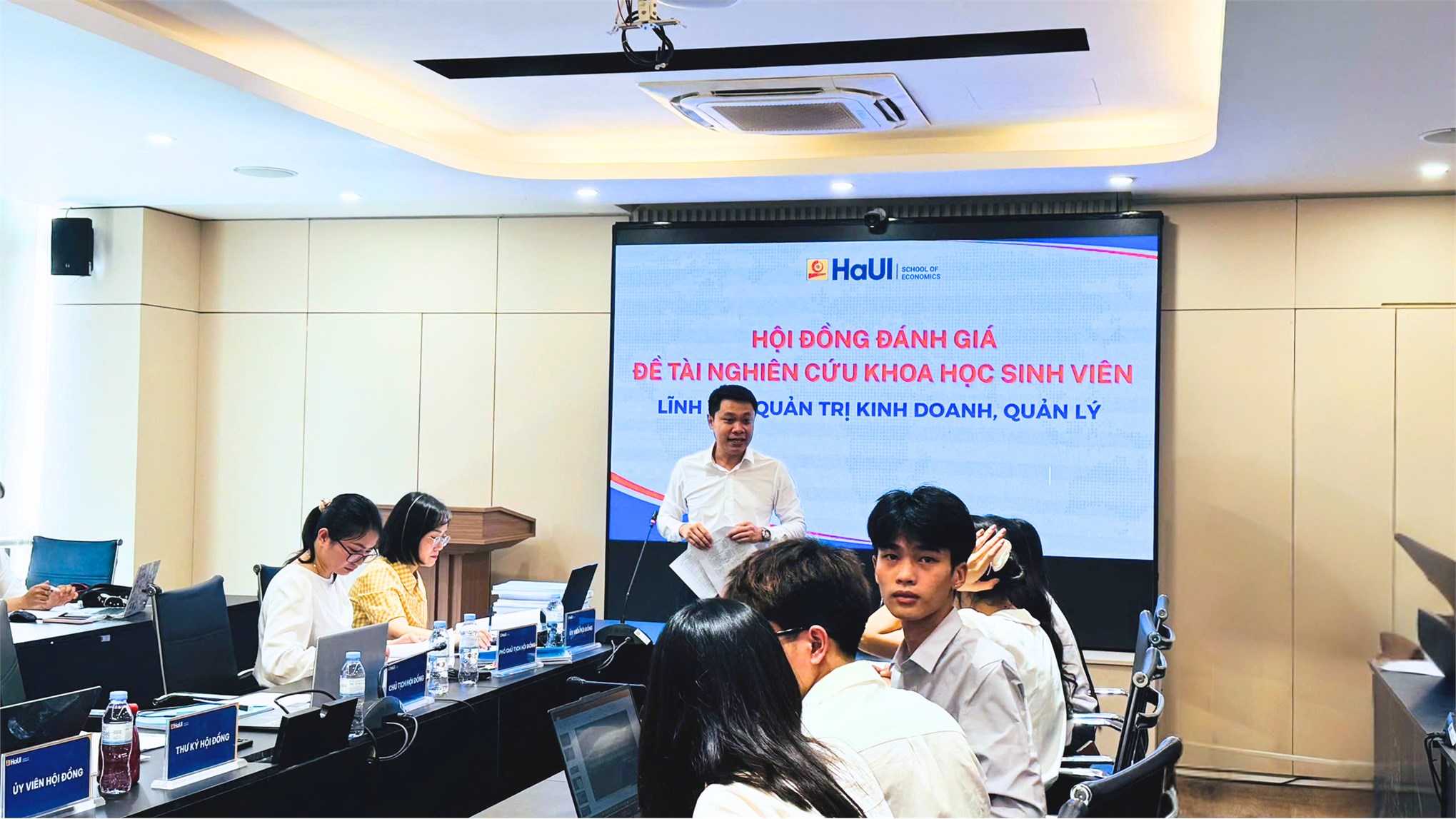 Trường Kinh tế tổ chức Đánh giá đề tài Nghiên cứu khoa học của sinh viên lĩnh vực: Quản trị kinh doanh, quản lý
