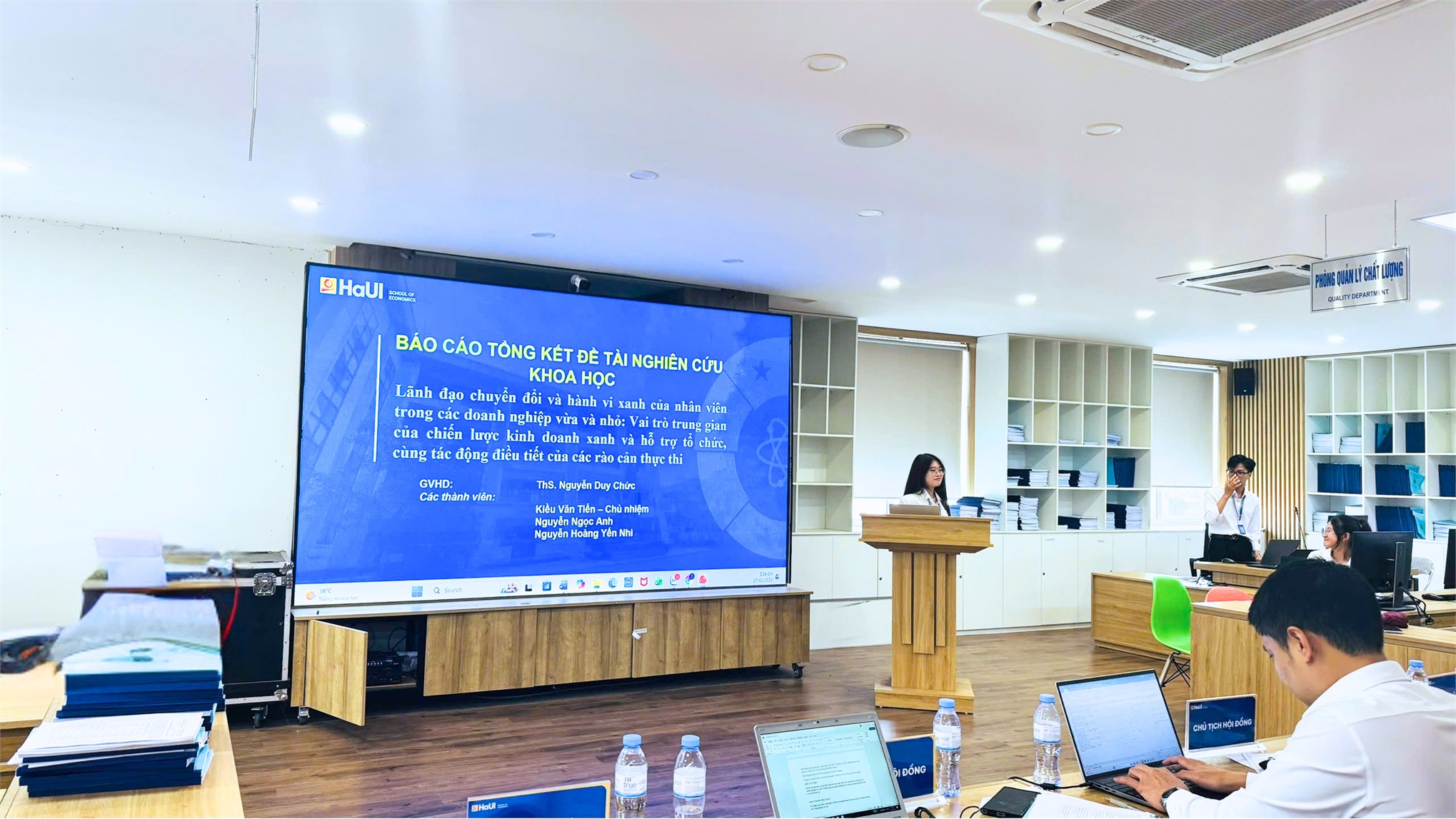 Trường Kinh tế tổ chức Đánh giá đề tài Nghiên cứu khoa học của sinh viên lĩnh vực: Quản trị kinh doanh, quản lý