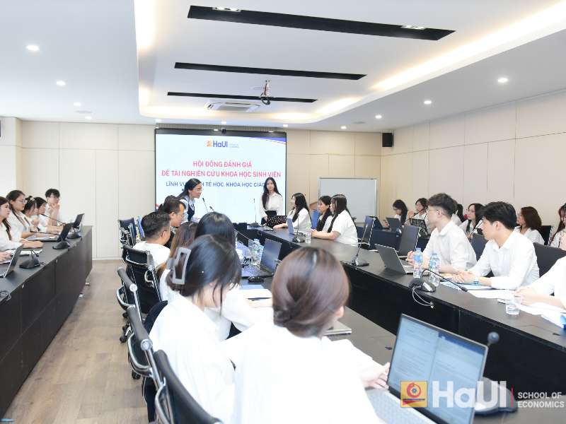 Trường Kinh tế tổ chức Đánh giá đề tài Nghiên cứu khoa học của sinh viên lĩnh vực: Kinh tế học, Khoa học giáo dục