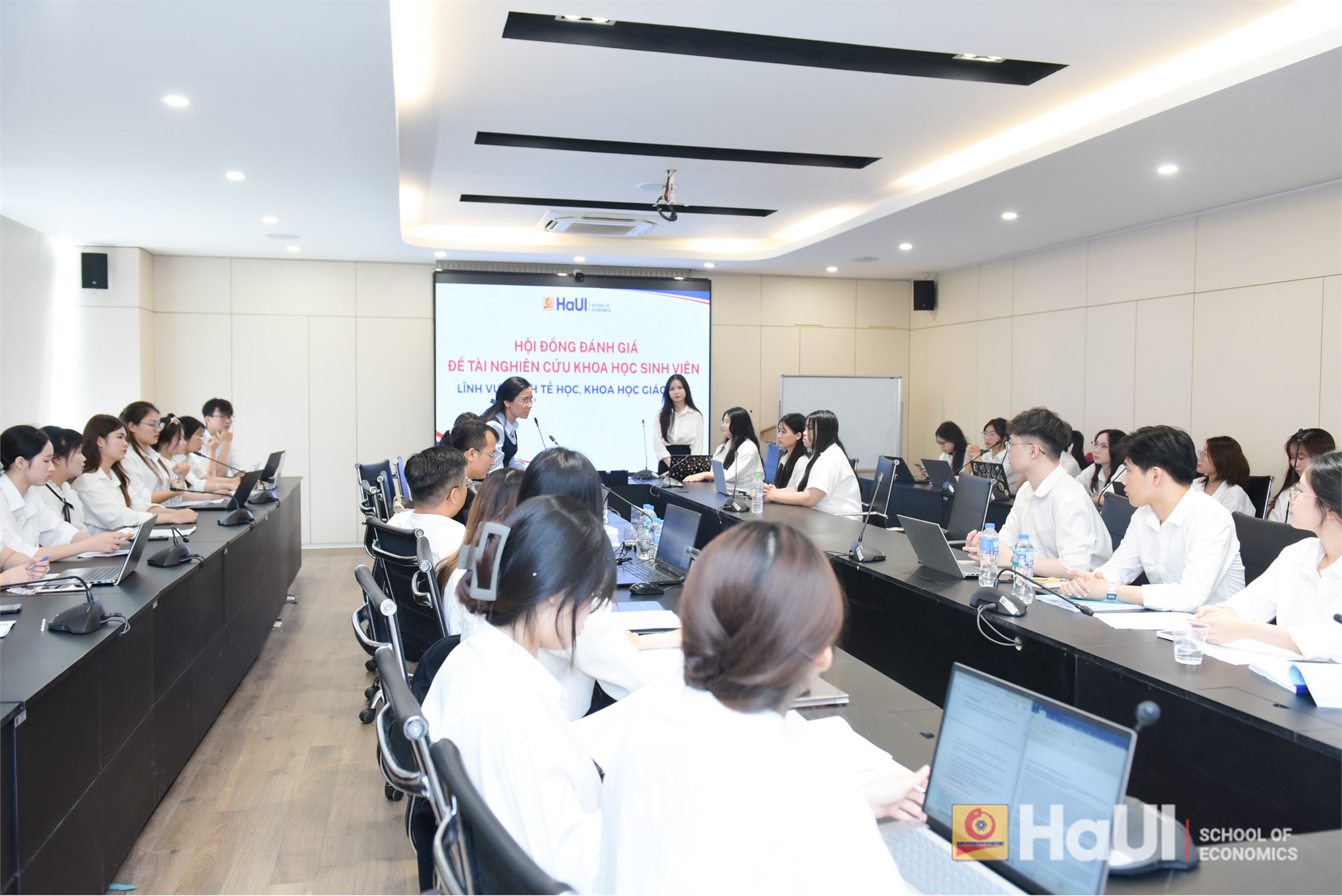 Trường Kinh tế tổ chức Đánh giá đề tài Nghiên cứu khoa học của sinh viên lĩnh vực: Kinh tế học, Khoa học giáo dục