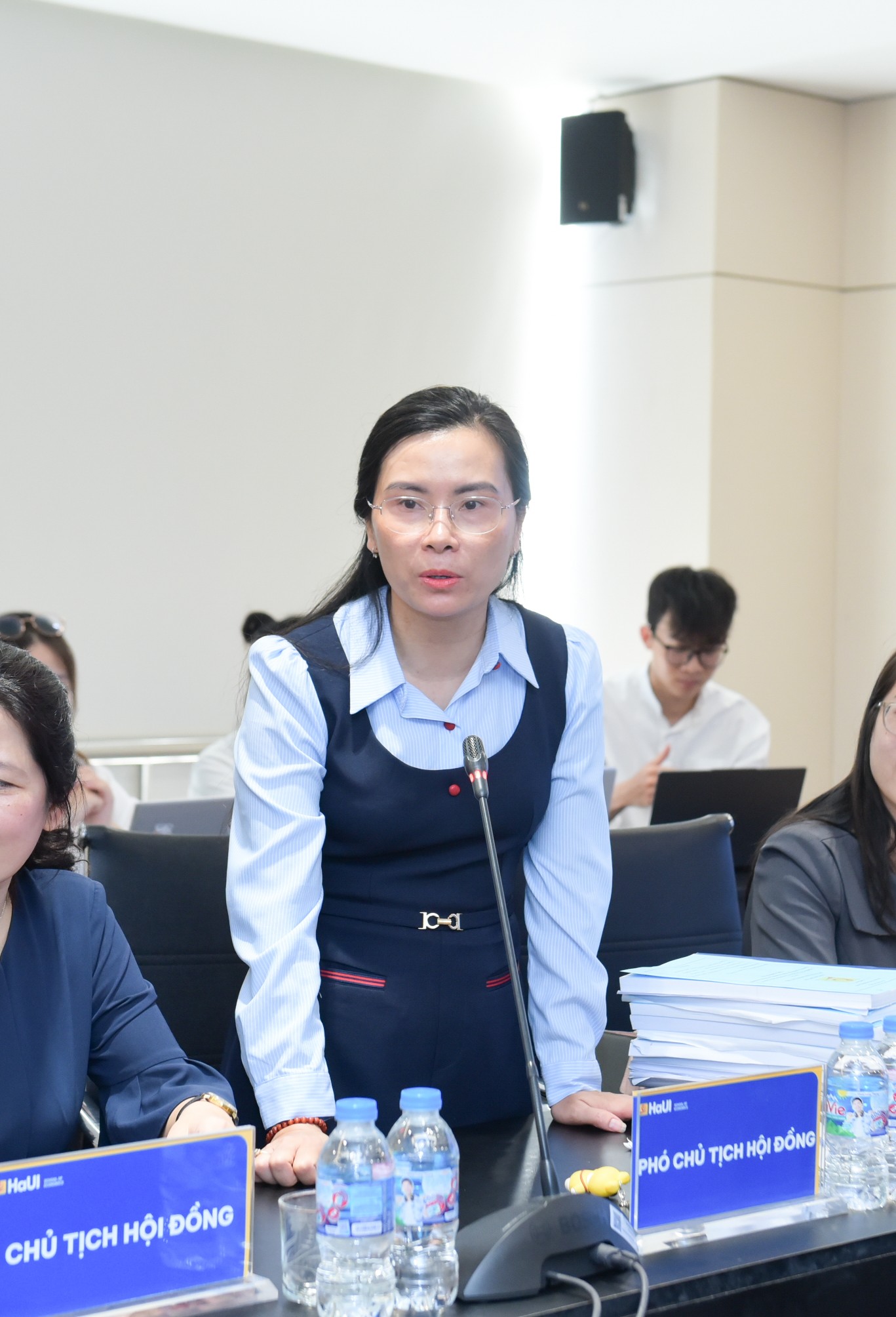 Trường Kinh tế tổ chức Đánh giá đề tài Nghiên cứu khoa học của sinh viên lĩnh vực: Kinh tế học, Khoa học giáo dục