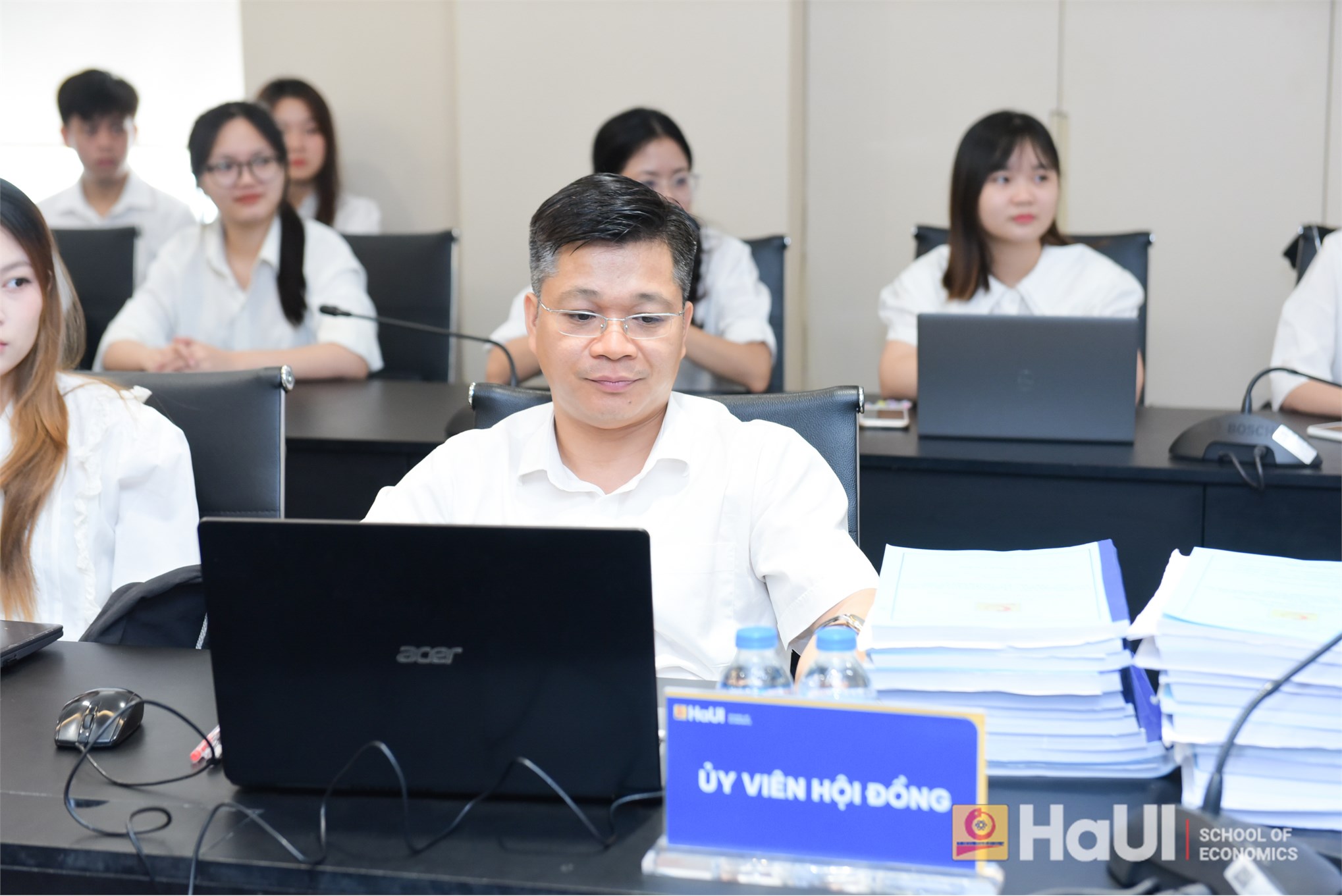 Trường Kinh tế tổ chức Đánh giá đề tài Nghiên cứu khoa học của sinh viên lĩnh vực: Kinh tế học, Khoa học giáo dục