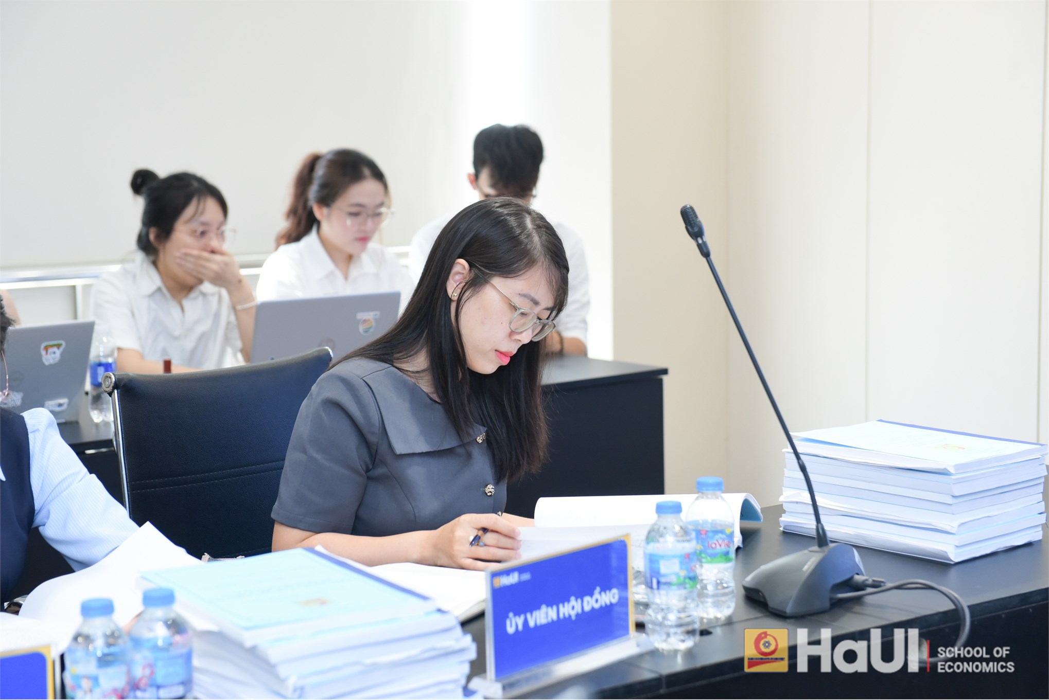 Trường Kinh tế tổ chức Đánh giá đề tài Nghiên cứu khoa học của sinh viên lĩnh vực: Kinh tế học, Khoa học giáo dục
