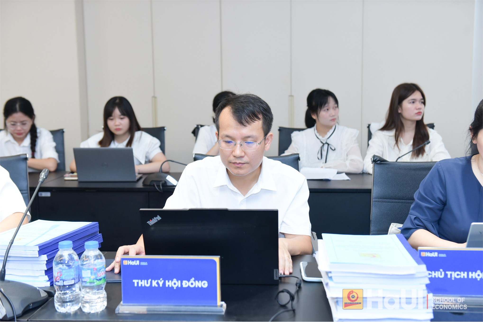 Trường Kinh tế tổ chức Đánh giá đề tài Nghiên cứu khoa học của sinh viên lĩnh vực: Kinh tế học, Khoa học giáo dục
