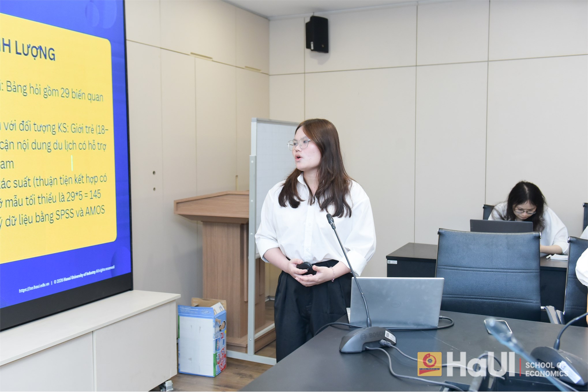 Trường Kinh tế tổ chức Đánh giá đề tài Nghiên cứu khoa học của sinh viên lĩnh vực: Kinh tế học, Khoa học giáo dục