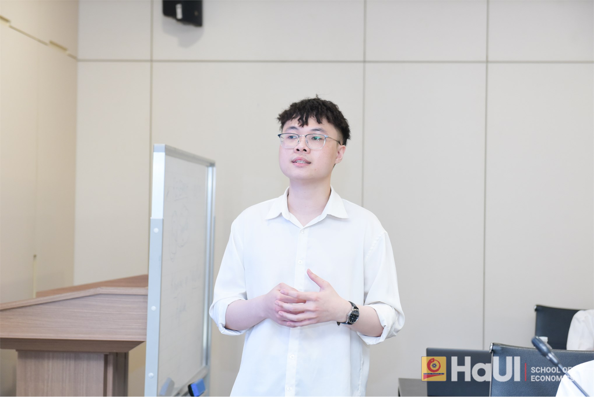 Trường Kinh tế tổ chức Đánh giá đề tài Nghiên cứu khoa học của sinh viên lĩnh vực: Kinh tế học, Khoa học giáo dục