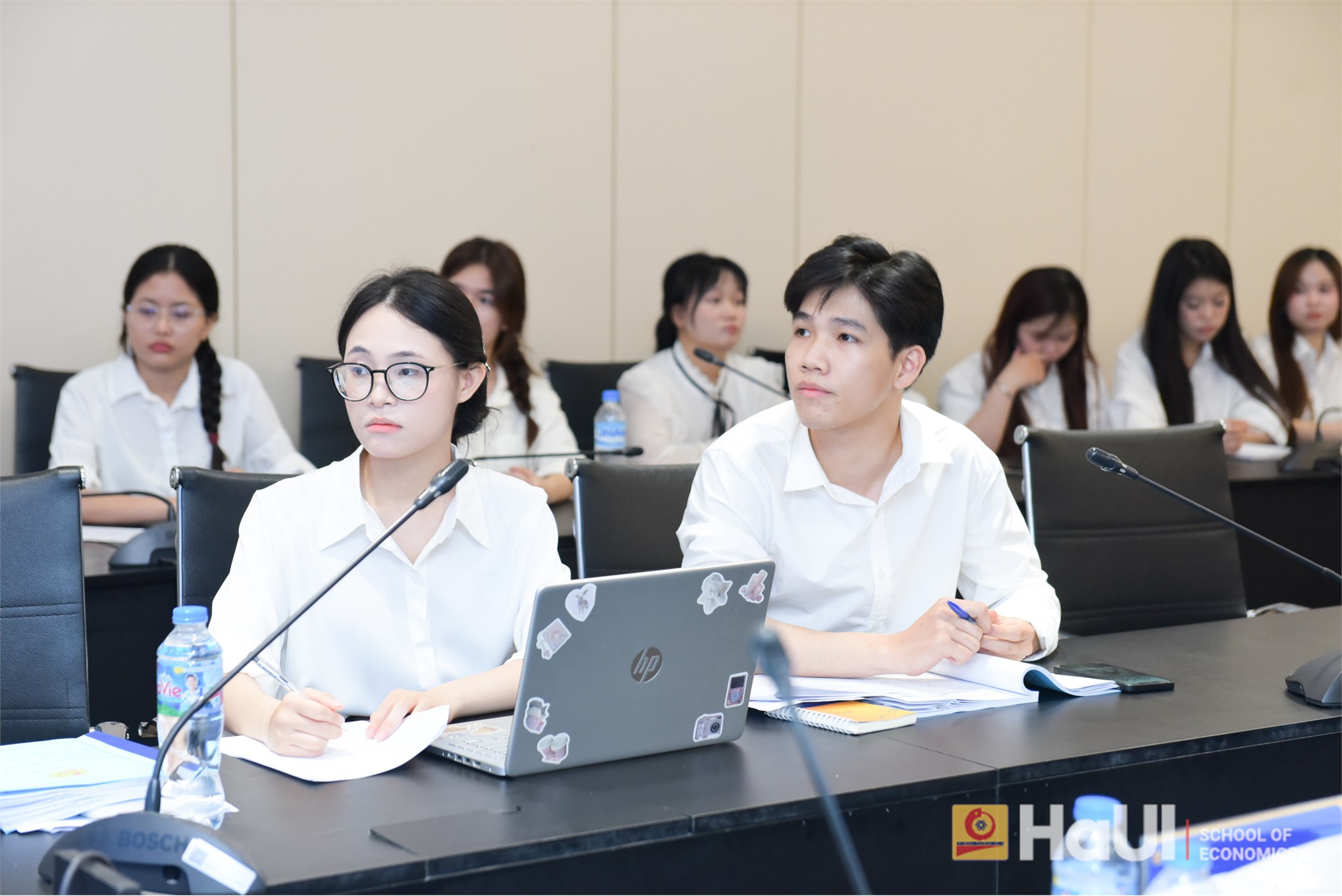 Trường Kinh tế tổ chức Đánh giá đề tài Nghiên cứu khoa học của sinh viên lĩnh vực: Kinh tế học, Khoa học giáo dục
