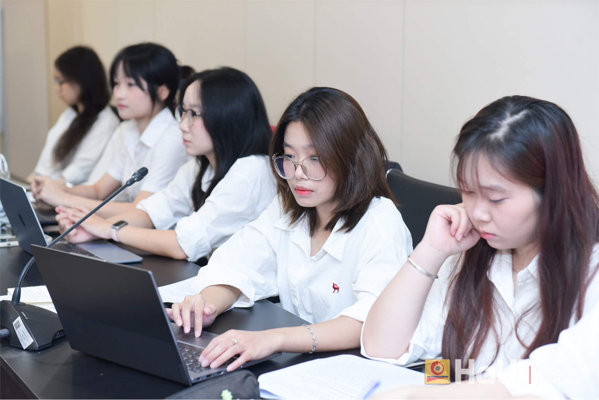 Trường Kinh tế tổ chức Đánh giá đề tài Nghiên cứu khoa học của sinh viên lĩnh vực: Kinh tế học, Khoa học giáo dục