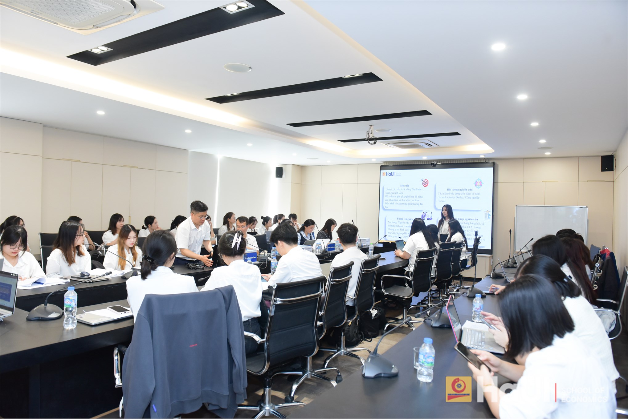 Trường Kinh tế tổ chức Đánh giá đề tài Nghiên cứu khoa học của sinh viên lĩnh vực: Kinh tế học, Khoa học giáo dục
