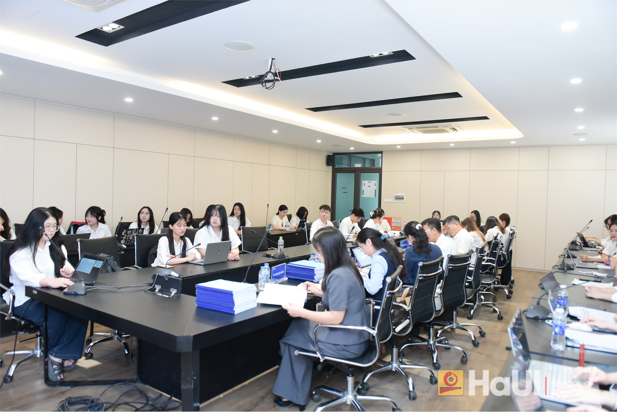 Trường Kinh tế tổ chức Đánh giá đề tài Nghiên cứu khoa học của sinh viên lĩnh vực: Kinh tế học, Khoa học giáo dục