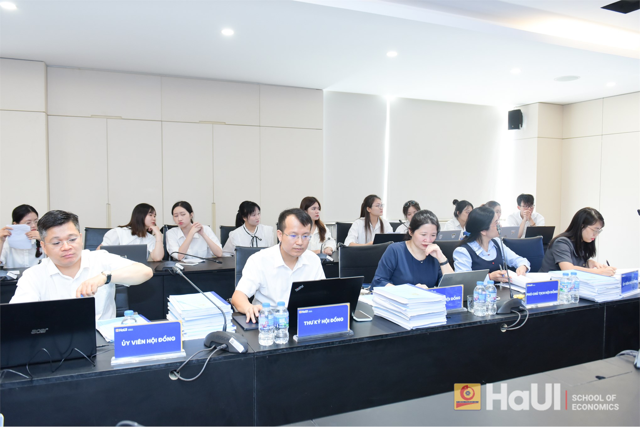 Trường Kinh tế tổ chức Đánh giá đề tài Nghiên cứu khoa học của sinh viên lĩnh vực: Kinh tế học, Khoa học giáo dục