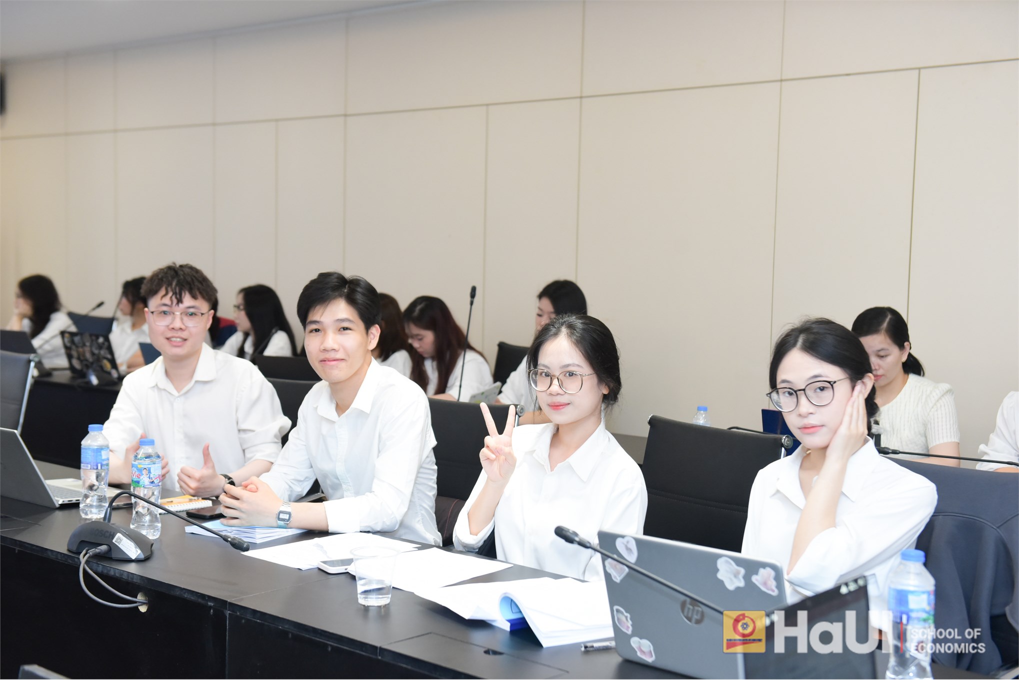 Trường Kinh tế tổ chức Đánh giá đề tài Nghiên cứu khoa học của sinh viên lĩnh vực: Kinh tế học, Khoa học giáo dục