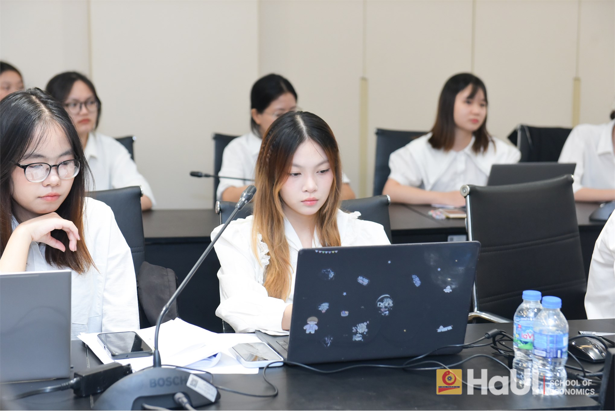 Trường Kinh tế tổ chức Đánh giá đề tài Nghiên cứu khoa học của sinh viên lĩnh vực: Kinh tế học, Khoa học giáo dục