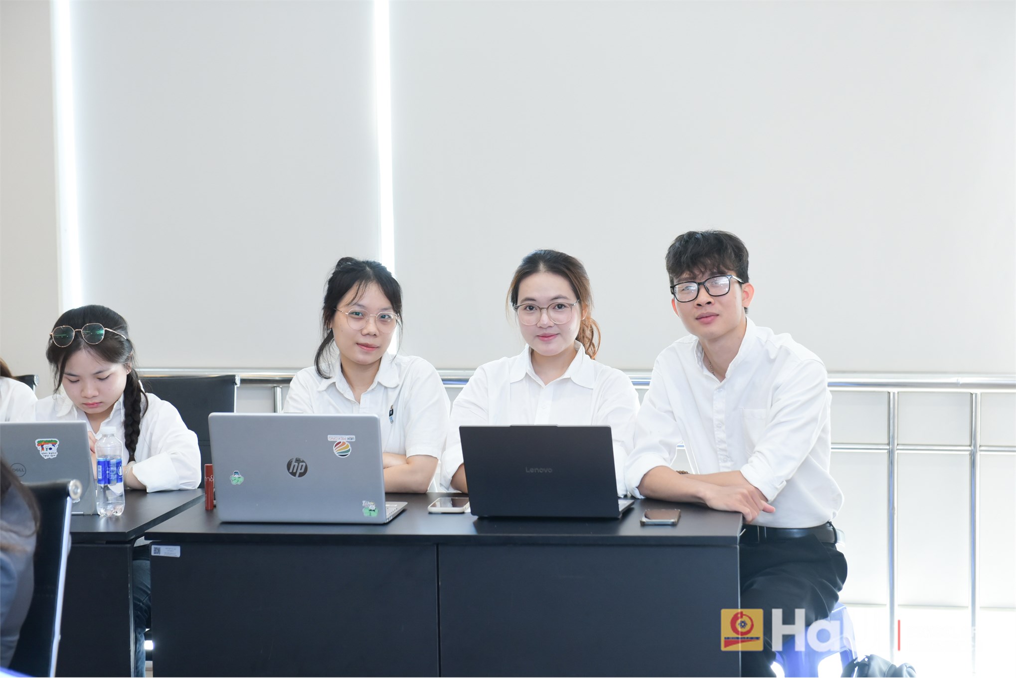Trường Kinh tế tổ chức Đánh giá đề tài Nghiên cứu khoa học của sinh viên lĩnh vực: Kinh tế học, Khoa học giáo dục