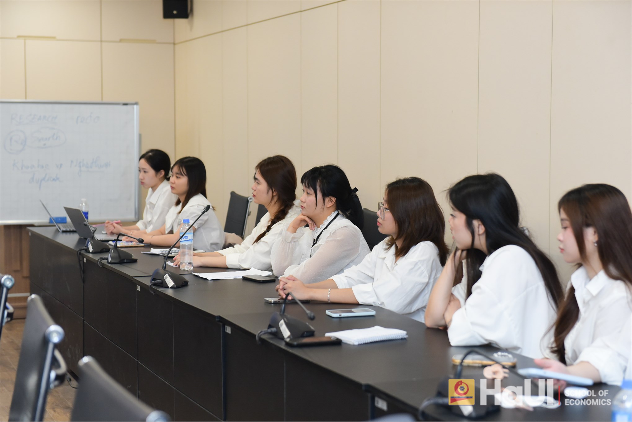 Trường Kinh tế tổ chức Đánh giá đề tài Nghiên cứu khoa học của sinh viên lĩnh vực: Kinh tế học, Khoa học giáo dục