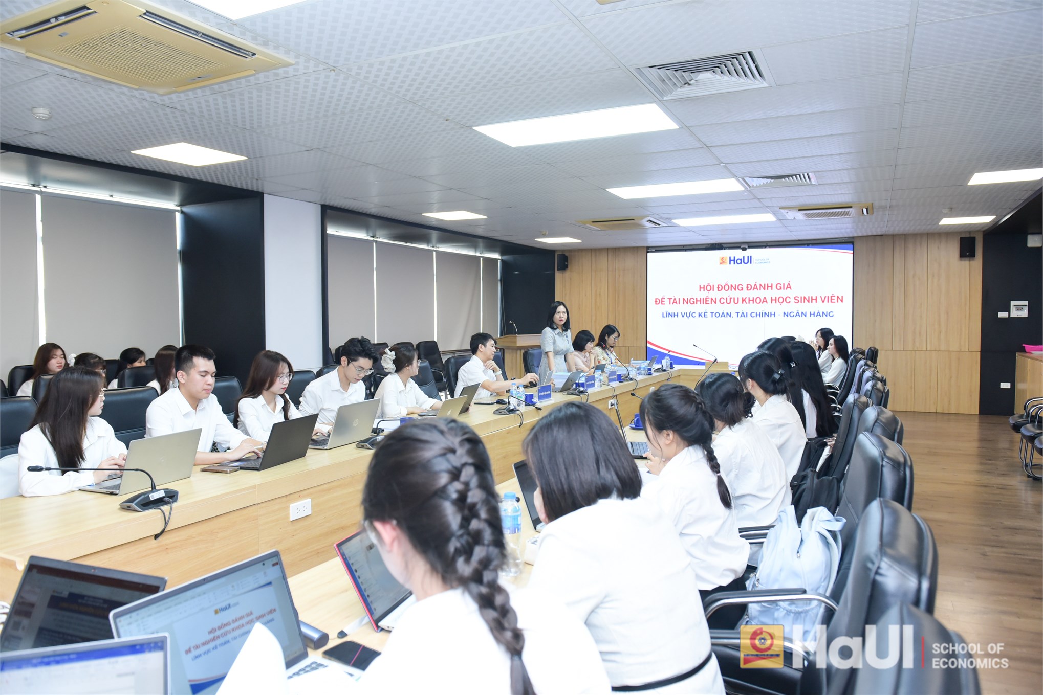 Trường Kinh tế tổ chức đánh giá đề tài nghiên cứu khoa học của sinh viên lĩnh vực: Kế toán, Tài chính - Ngân hàng