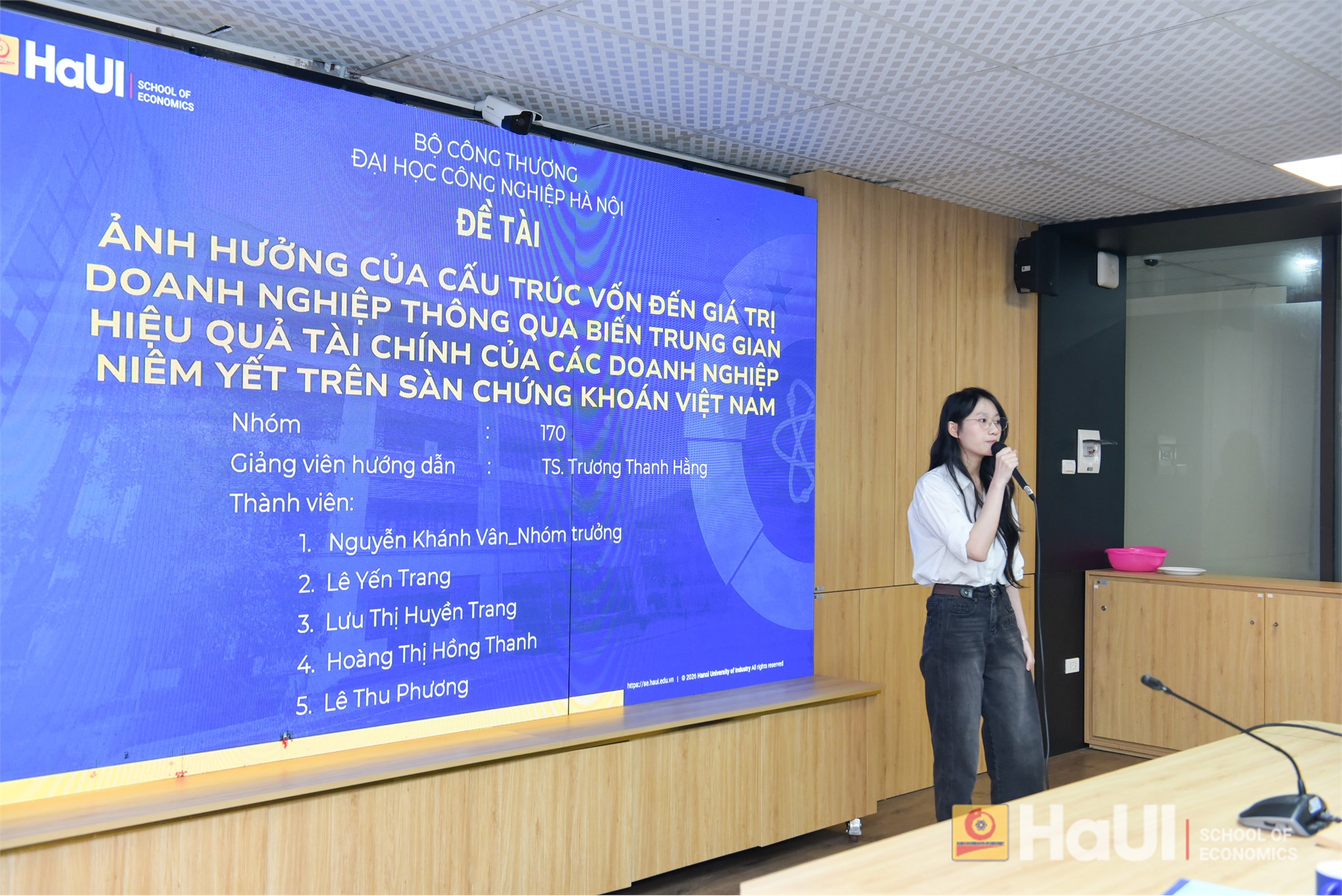 Trường Kinh tế tổ chức đánh giá đề tài nghiên cứu khoa học của sinh viên lĩnh vực: Kế toán, Tài chính - Ngân hàng
