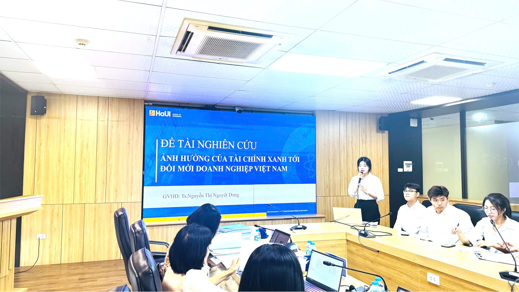 Trường Kinh tế tổ chức đánh giá đề tài nghiên cứu khoa học của sinh viên lĩnh vực: Kế toán, Tài chính - Ngân hàng