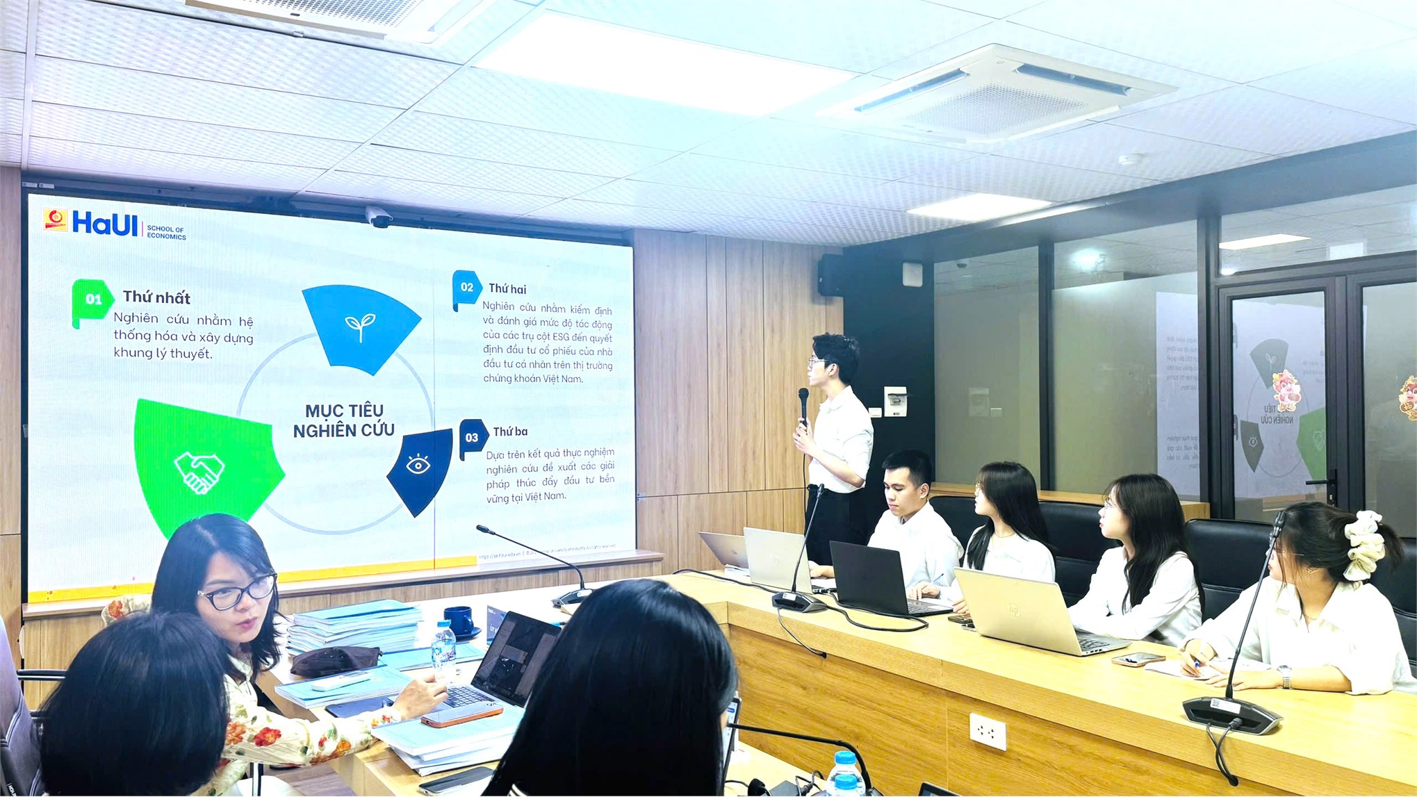 Trường Kinh tế tổ chức đánh giá đề tài nghiên cứu khoa học của sinh viên lĩnh vực: Kế toán, Tài chính - Ngân hàng