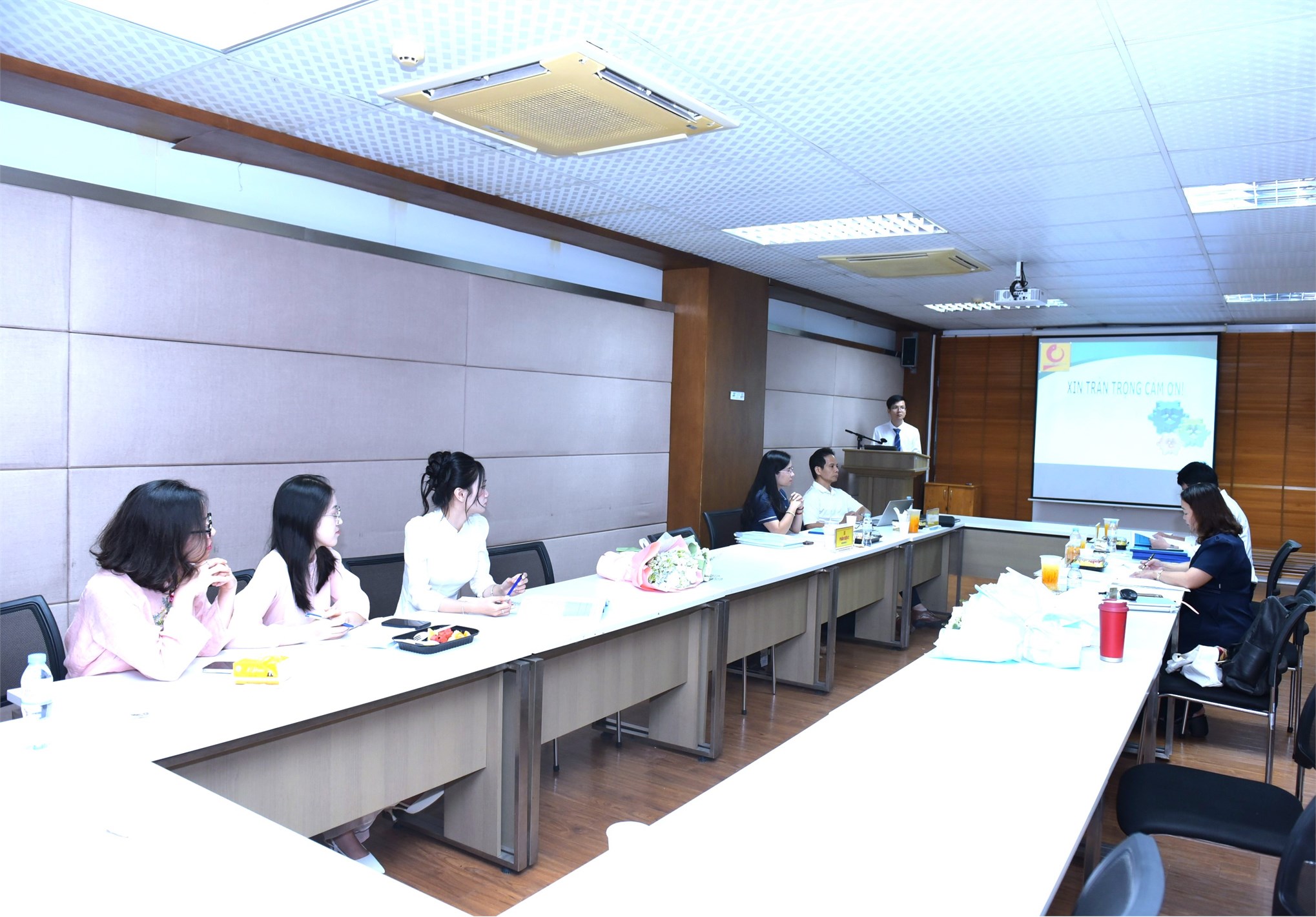 8 học viên cao học khoá 13, 14 ngành Quản trị kinh doanh bảo vệ thành công Đề án tốt nghiệp