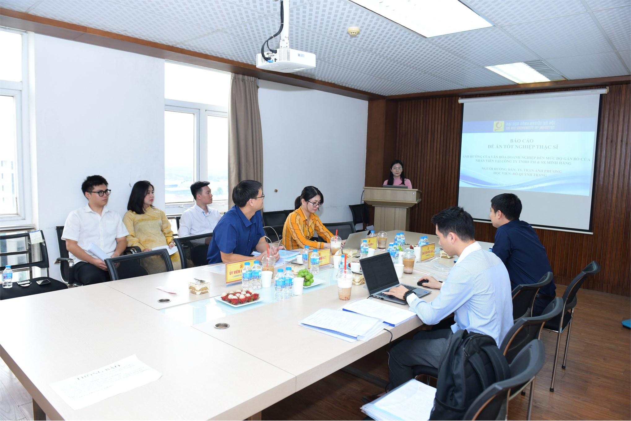 8 học viên cao học khoá 13, 14 ngành Quản trị kinh doanh bảo vệ thành công Đề án tốt nghiệp