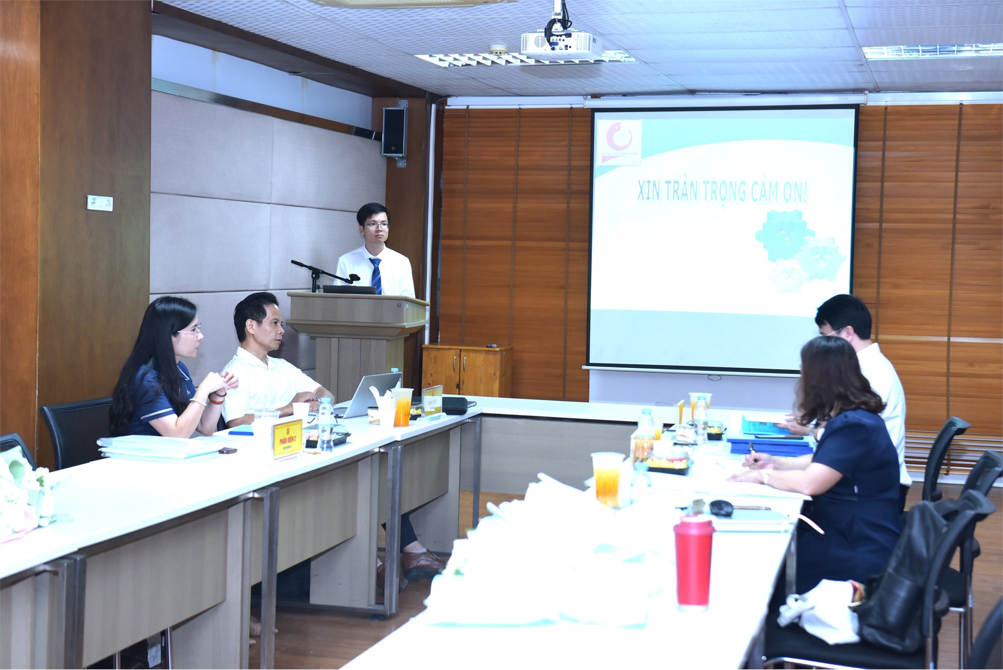 8 học viên cao học khoá 13, 14 ngành Quản trị kinh doanh bảo vệ thành công Đề án tốt nghiệp