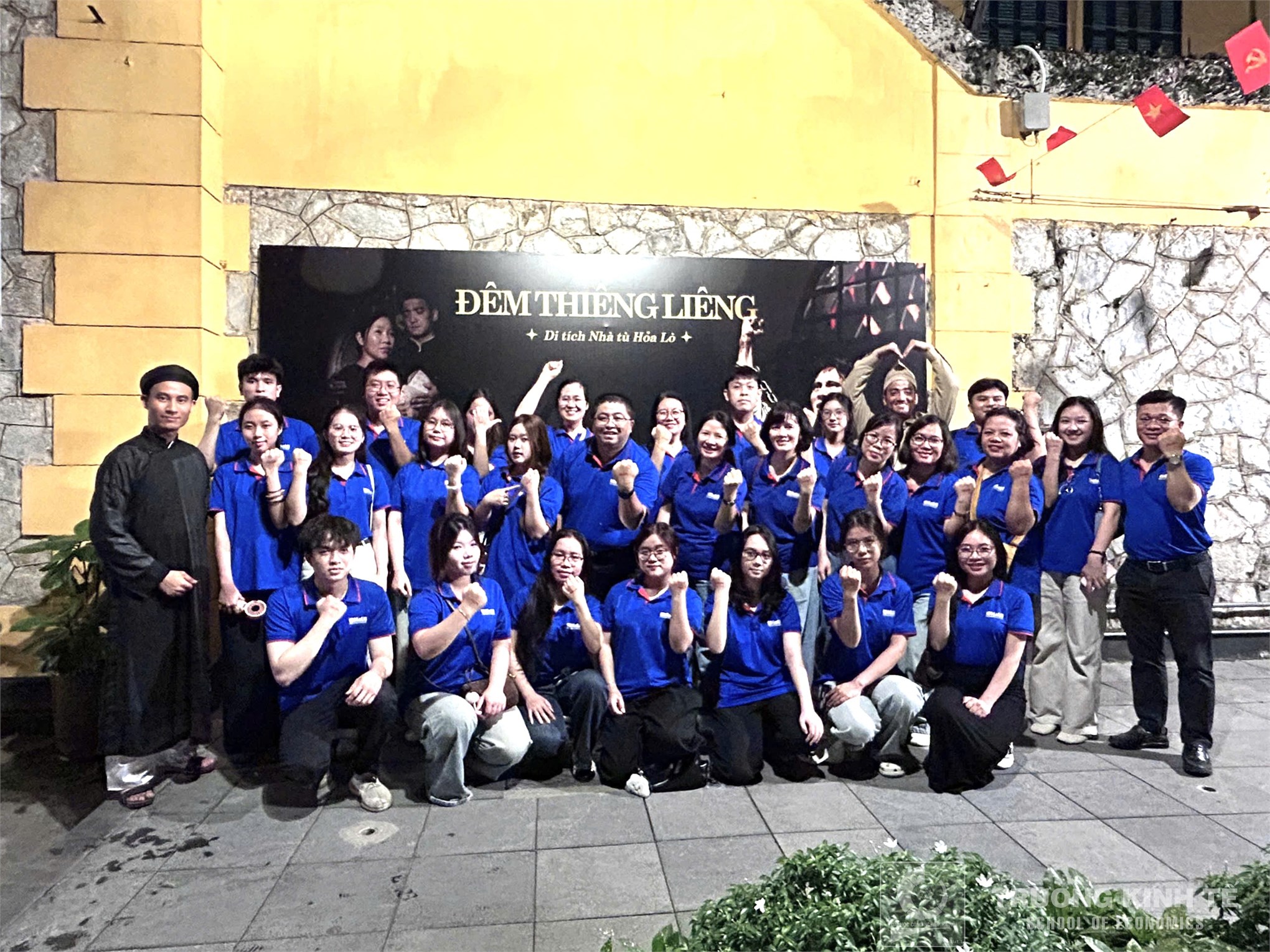 Sinh hoạt Chi bộ Kinh tế 2: Xúc động hành trình trải nghiệm `Đêm thiêng liêng 2: Sống như những đóa hoa` tại Di tích Nhà tù Hỏa Lò
