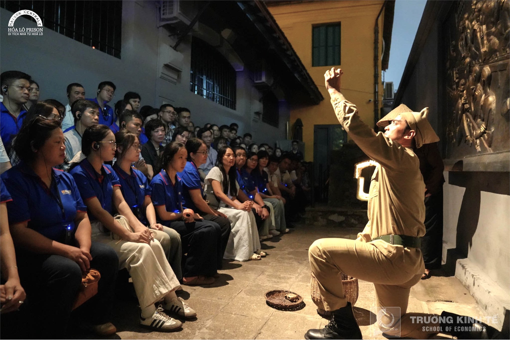 Sinh hoạt Chi bộ Kinh tế 2: Xúc động hành trình trải nghiệm `Đêm thiêng liêng 2: Sống như những đóa hoa` tại Di tích Nhà tù Hỏa Lò