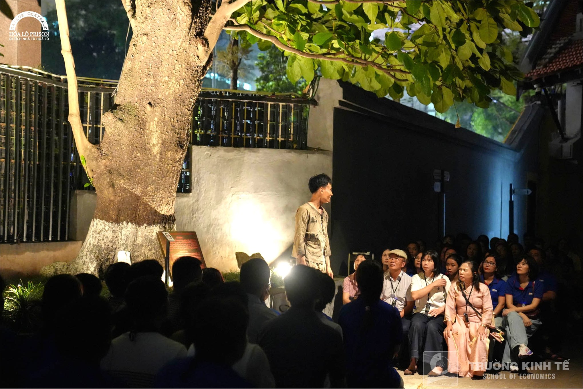 Sinh hoạt Chi bộ Kinh tế 2: Xúc động hành trình trải nghiệm `Đêm thiêng liêng 2: Sống như những đóa hoa` tại Di tích Nhà tù Hỏa Lò