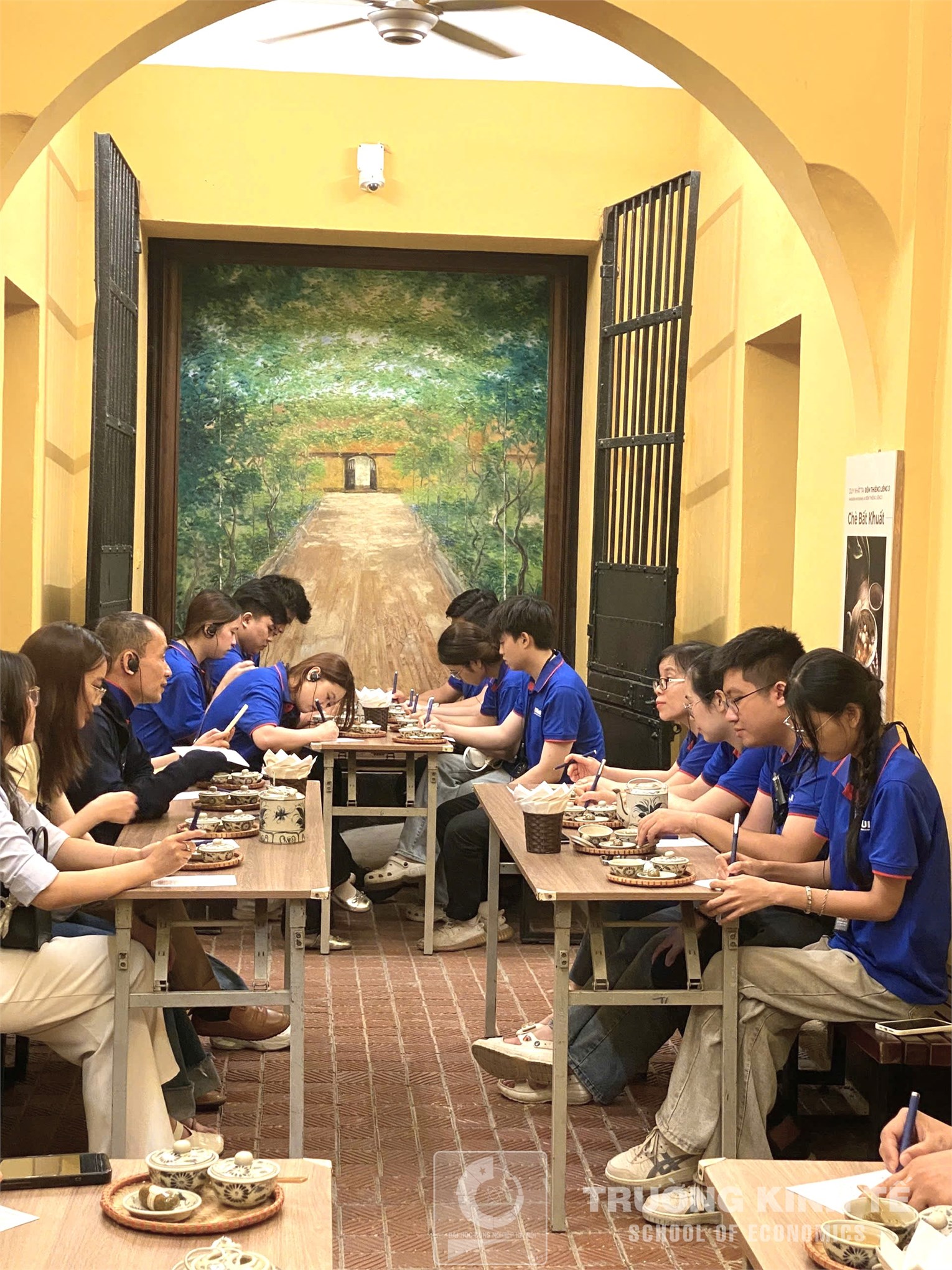 Sinh hoạt Chi bộ Kinh tế 2: Xúc động hành trình trải nghiệm `Đêm thiêng liêng 2: Sống như những đóa hoa` tại Di tích Nhà tù Hỏa Lò
