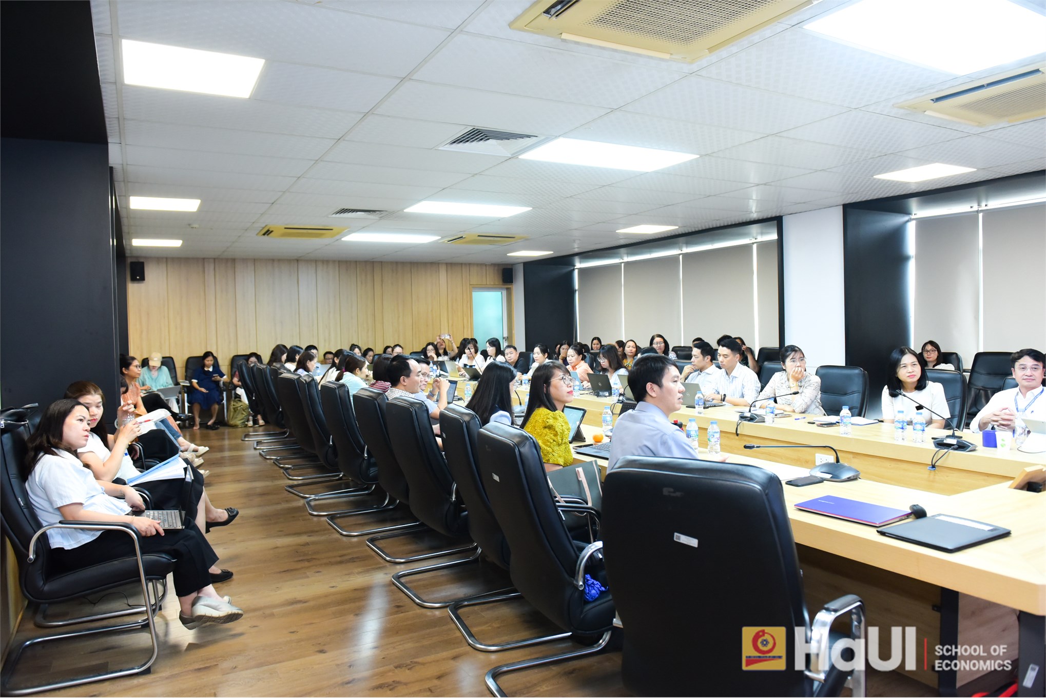 Hội thảo “Giảng dạy chuyên môn bằng tiếng Anh: Kinh nghiệm trong thiết kế bài giảng, phương pháp giảng dạy và đánh giá người học” tại Trường Kinh tế