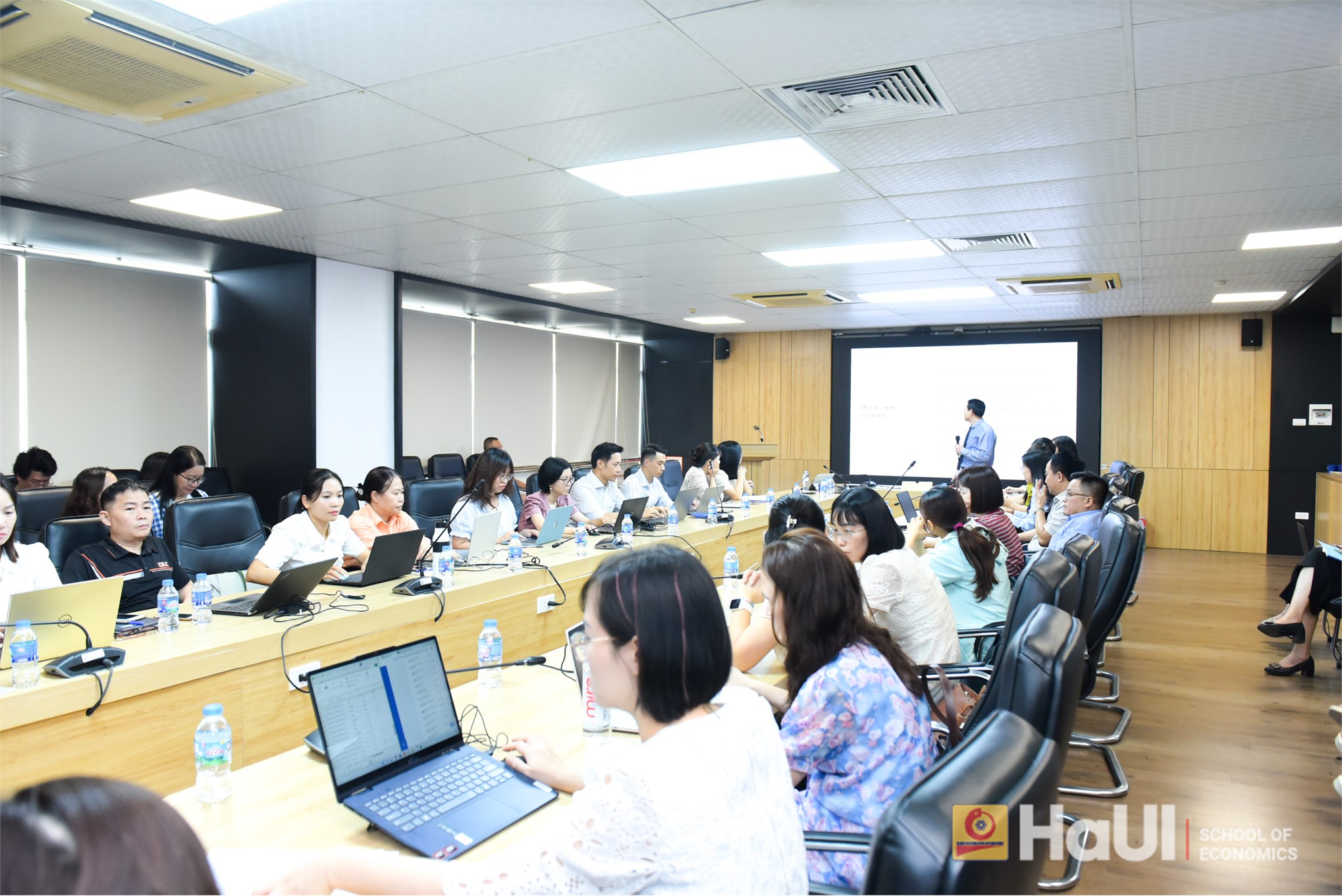 Hội thảo “Giảng dạy chuyên môn bằng tiếng Anh: Kinh nghiệm trong thiết kế bài giảng, phương pháp giảng dạy và đánh giá người học” tại Trường Kinh tế