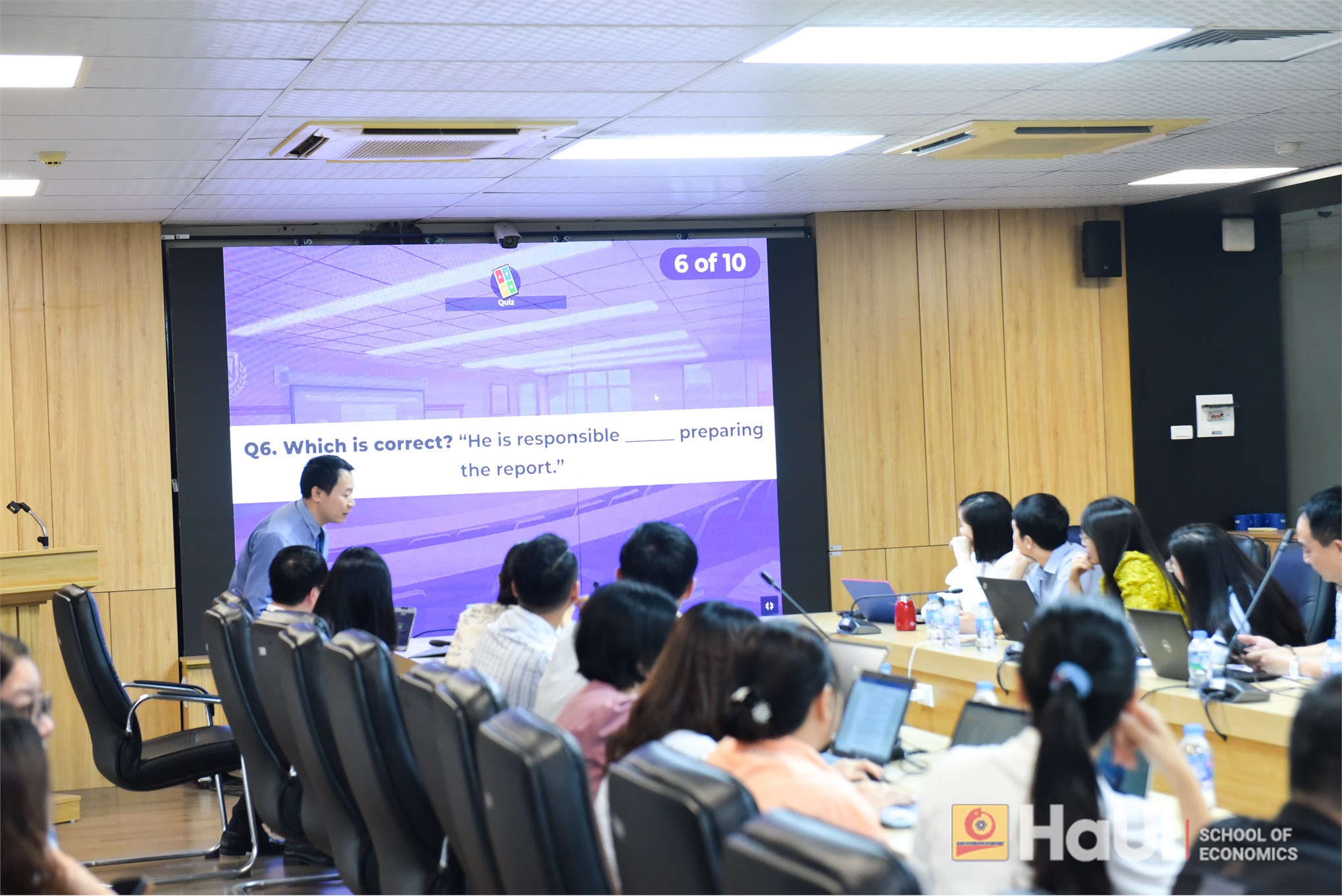 Hội thảo “Giảng dạy chuyên môn bằng tiếng Anh: Kinh nghiệm trong thiết kế bài giảng, phương pháp giảng dạy và đánh giá người học” tại Trường Kinh tế