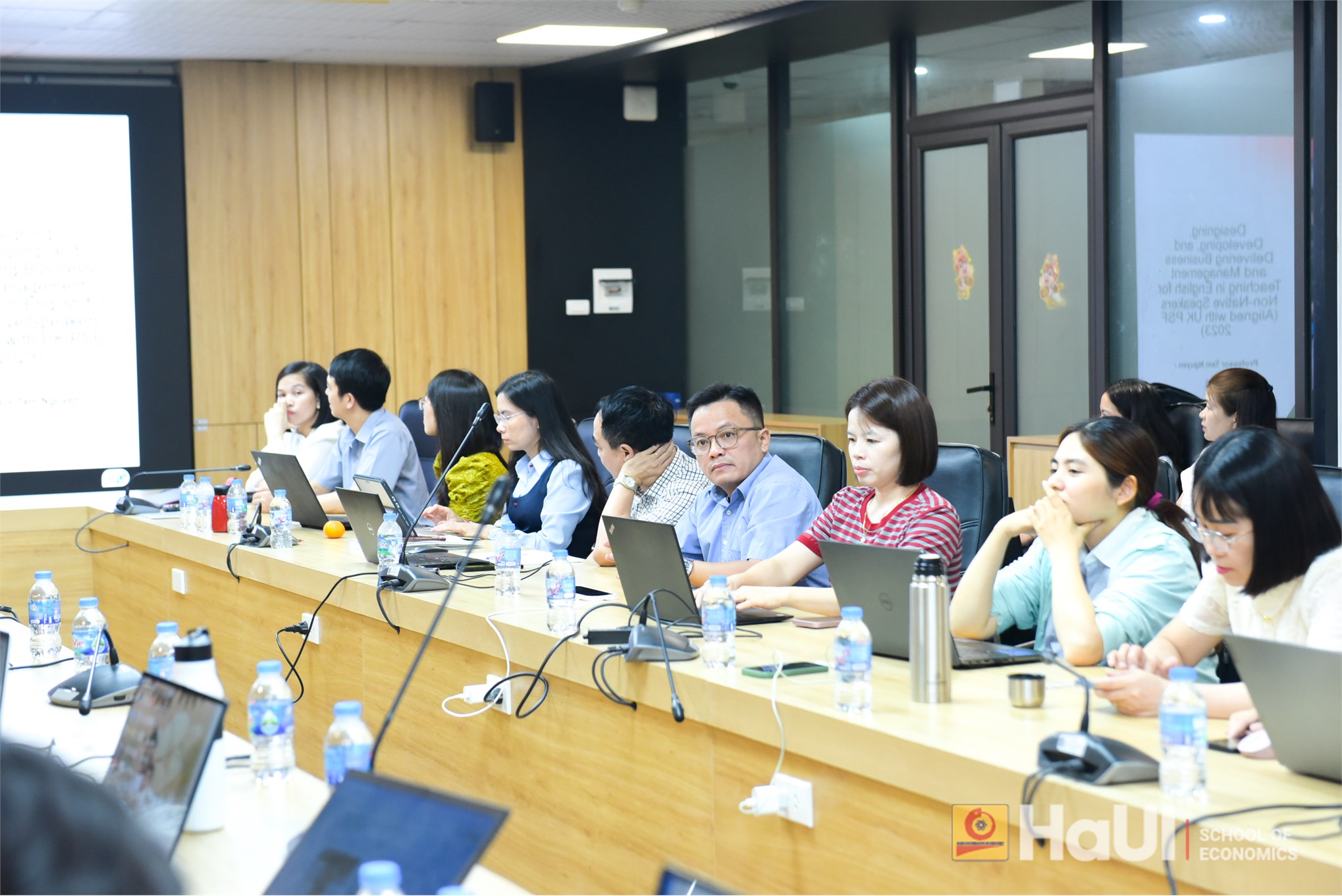 Hội thảo “Giảng dạy chuyên môn bằng tiếng Anh: Kinh nghiệm trong thiết kế bài giảng, phương pháp giảng dạy và đánh giá người học” tại Trường Kinh tế