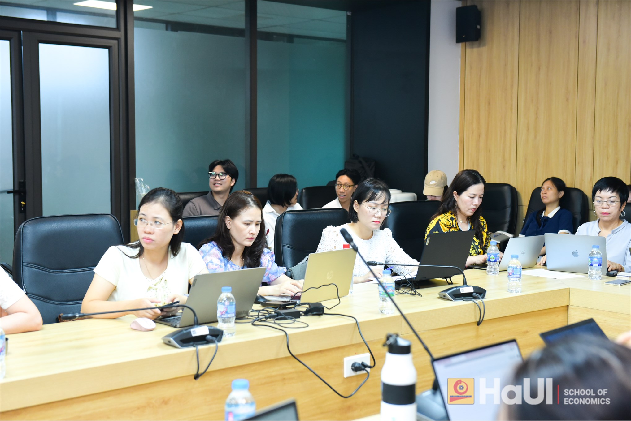 Hội thảo “Giảng dạy chuyên môn bằng tiếng Anh: Kinh nghiệm trong thiết kế bài giảng, phương pháp giảng dạy và đánh giá người học” tại Trường Kinh tế