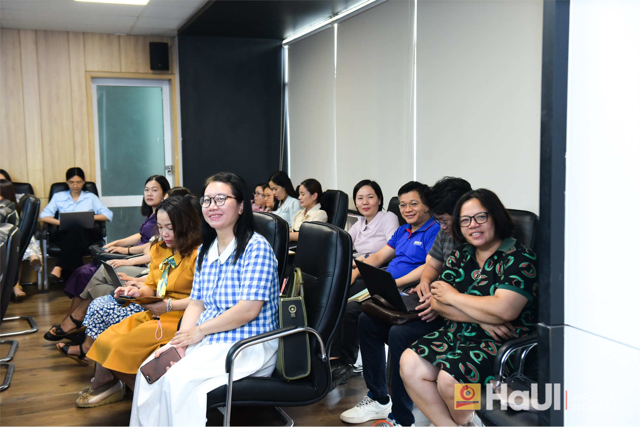 Hội thảo “Giảng dạy chuyên môn bằng tiếng Anh: Kinh nghiệm trong thiết kế bài giảng, phương pháp giảng dạy và đánh giá người học” tại Trường Kinh tế