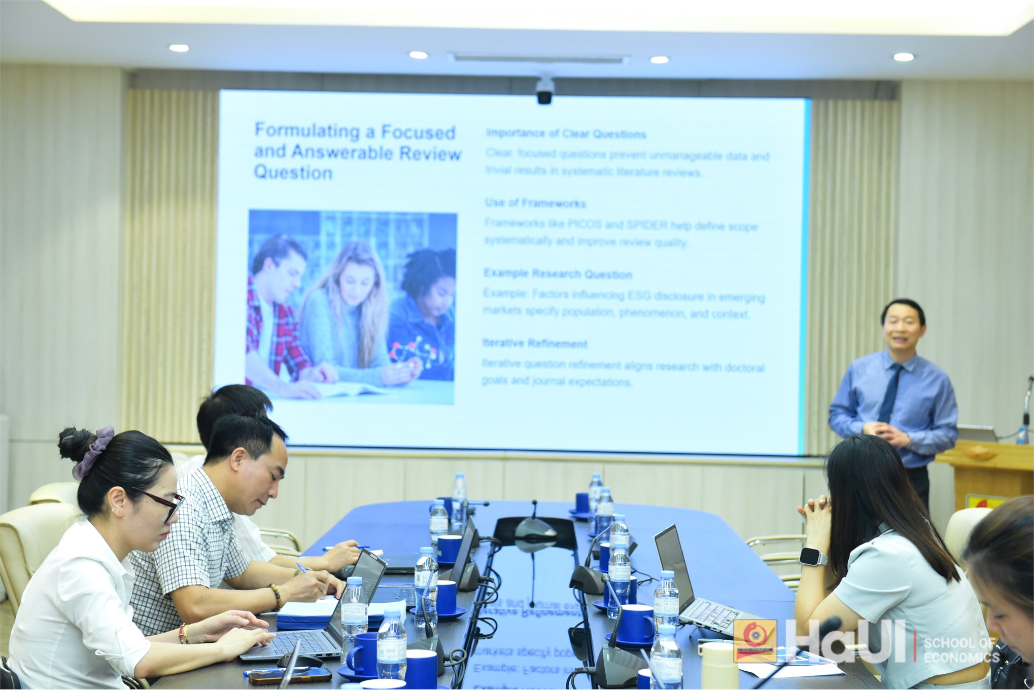Trường Kinh tế tổ chức seminar: `Xây dựng tổng quan tài liệu hệ thống chất lượng cao – Chiến lược thành công cho nghiên cứu sinh`