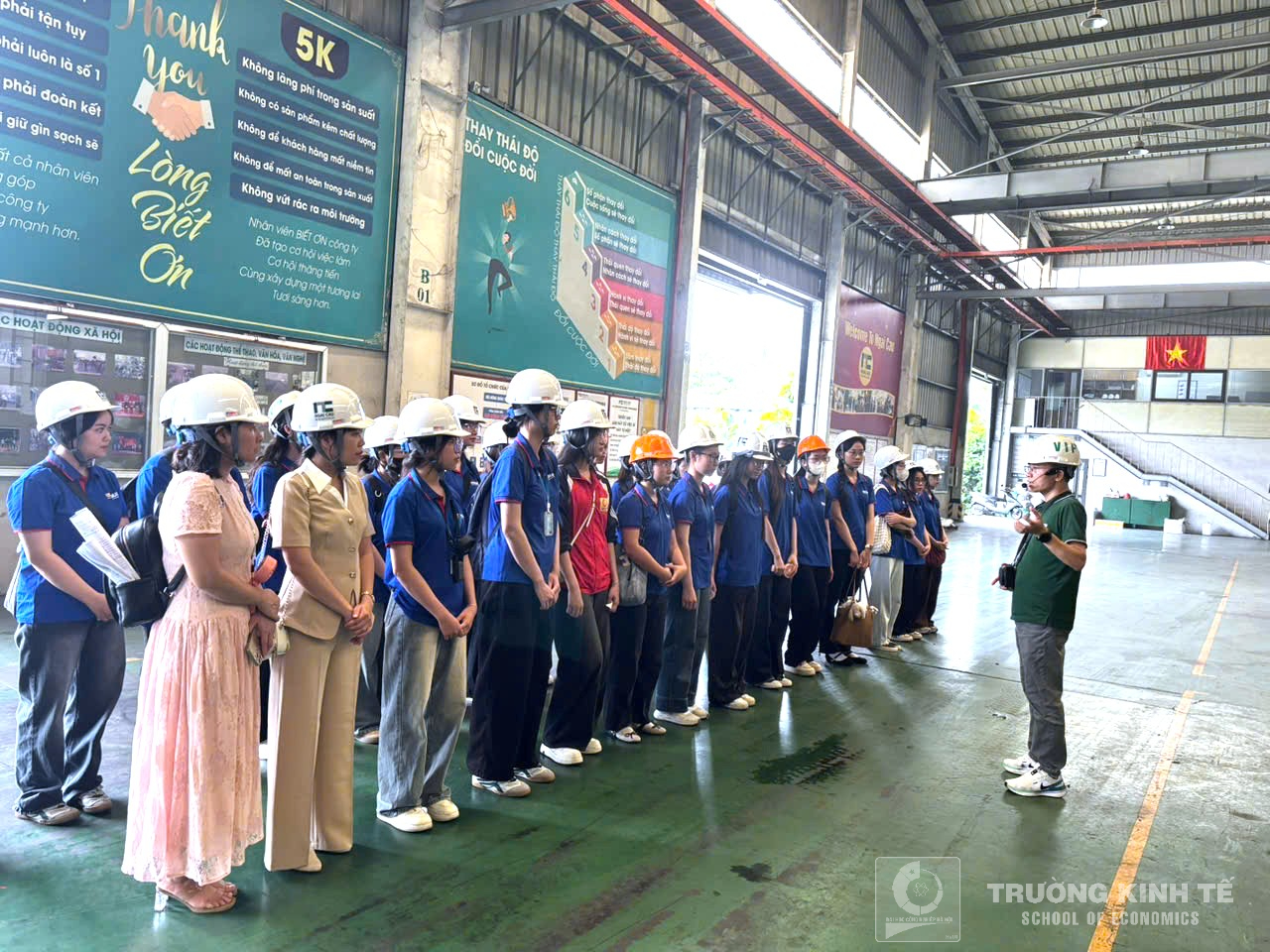 Sinh viên Khoa Kế toán – Kiểm toán tham quan thực tế tại Công ty cổ phần đầu tư xây dựng và thương mại Ngãi Cầu