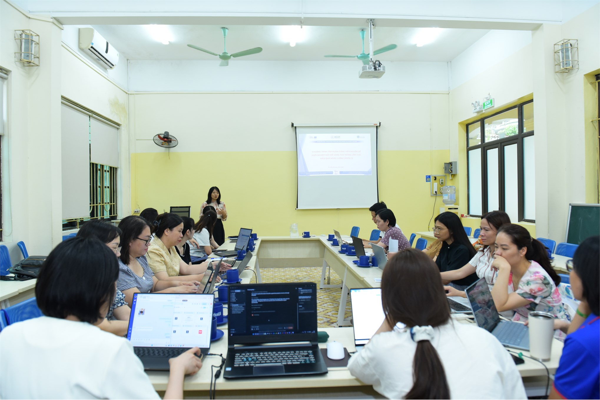 Khoa Kinh doanh số tổ chức Sinh hoạt chuyên môn: Tích hợp tư duy Khởi nghiệp đổi mới sáng tạo và `Chuyển đổi kép` vào công tác đào tạo