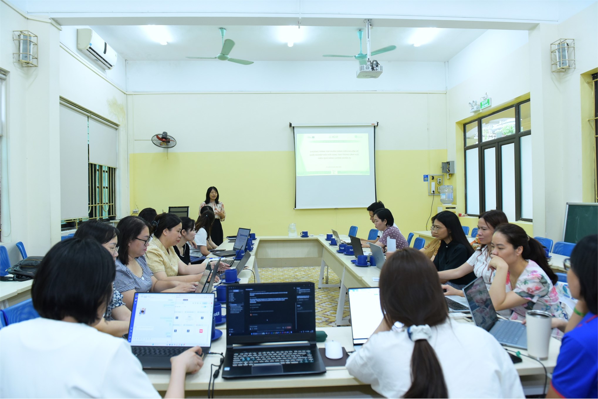 Khoa Kinh doanh số tổ chức Sinh hoạt chuyên môn: Tích hợp tư duy Khởi nghiệp đổi mới sáng tạo và `Chuyển đổi kép` vào công tác đào tạo