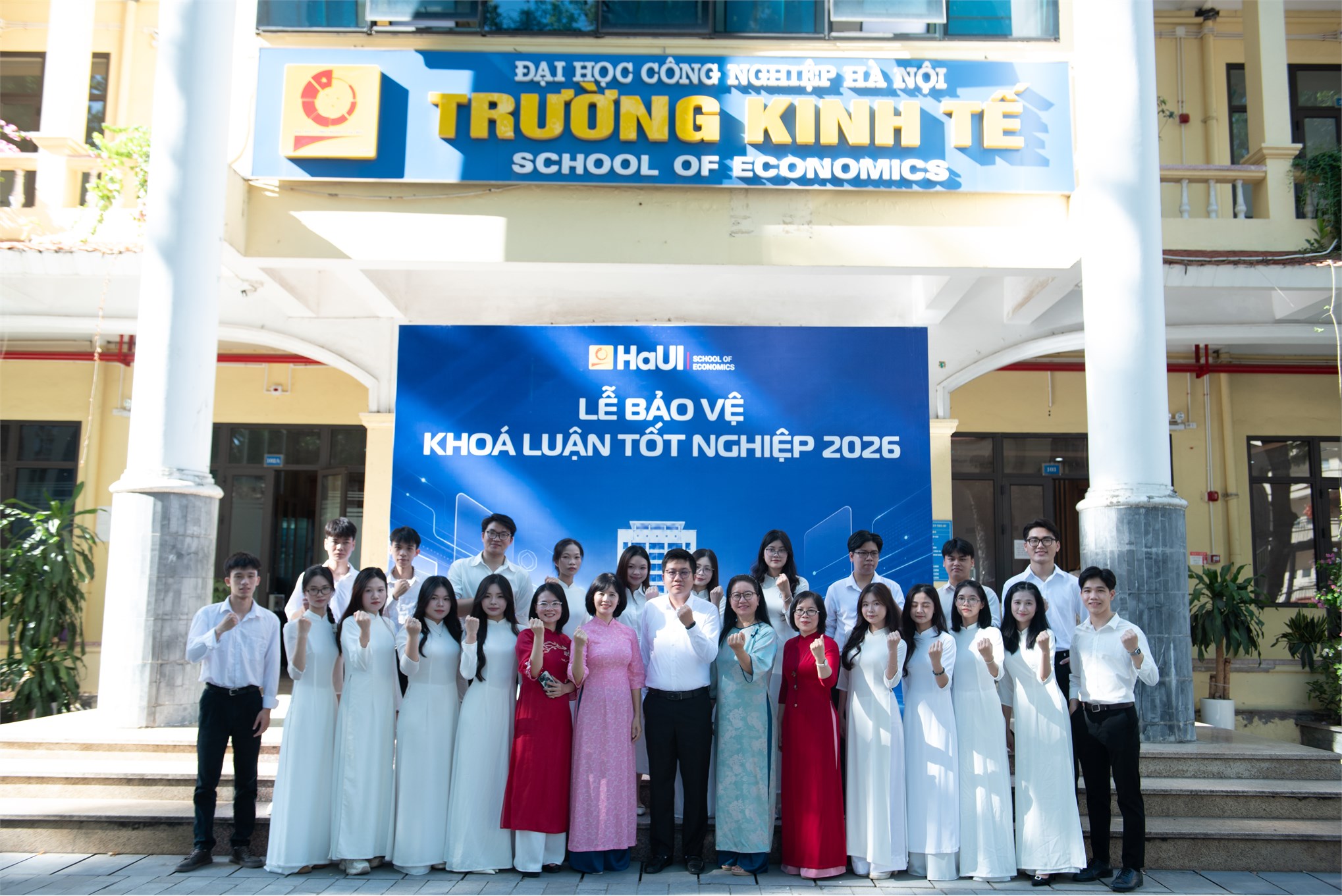 Bản lĩnh vượt vũ môn: Điểm lại những khoảnh khắc đẹp nhất trong Lễ bảo vệ khóa luận tốt nghiệp Trường Kinh tế đợt 2 năm học 2025-2026