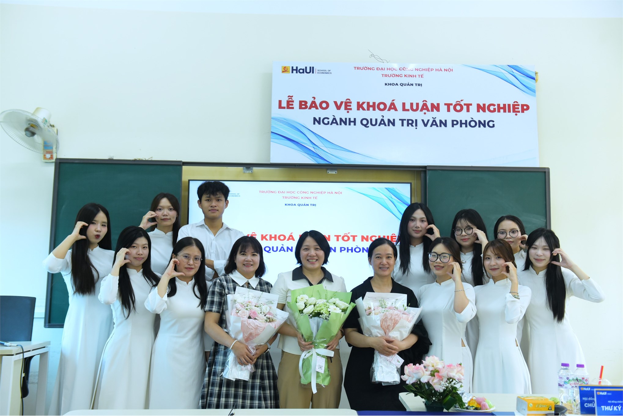 Bản lĩnh vượt vũ môn: Điểm lại những khoảnh khắc đẹp nhất trong Lễ bảo vệ khóa luận tốt nghiệp Trường Kinh tế đợt 2 năm học 2025-2026